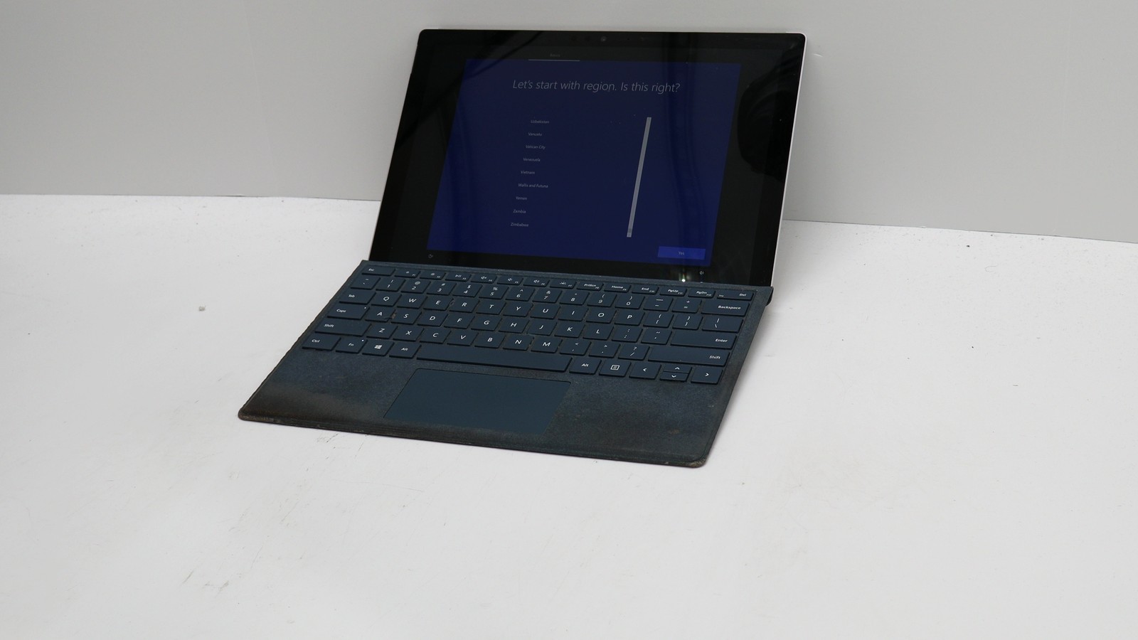Microsoft Surface Pro 12″ i7-7660u 8GB 256GB – Fair READ DESC