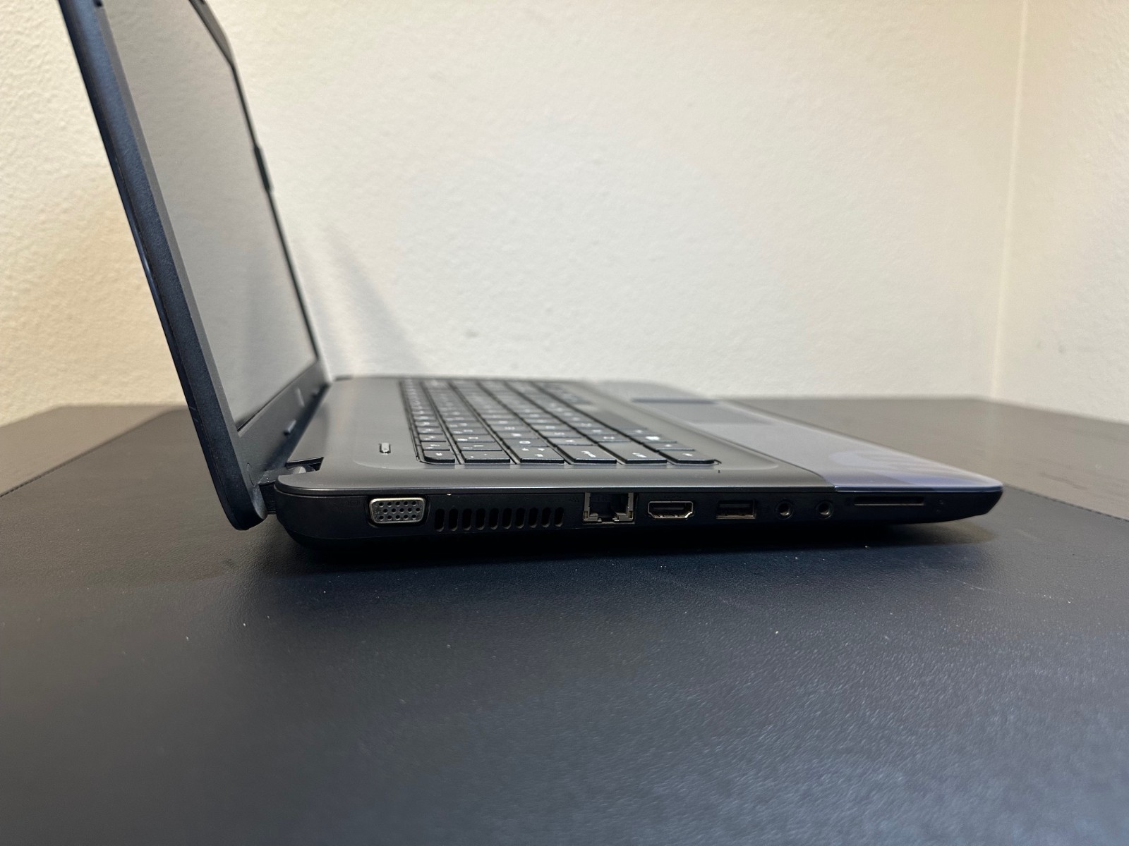 HP 2000-2B19WM Laptop w/ AMD E-300 1.30 GHZ | 4 GB | 300GB HDD