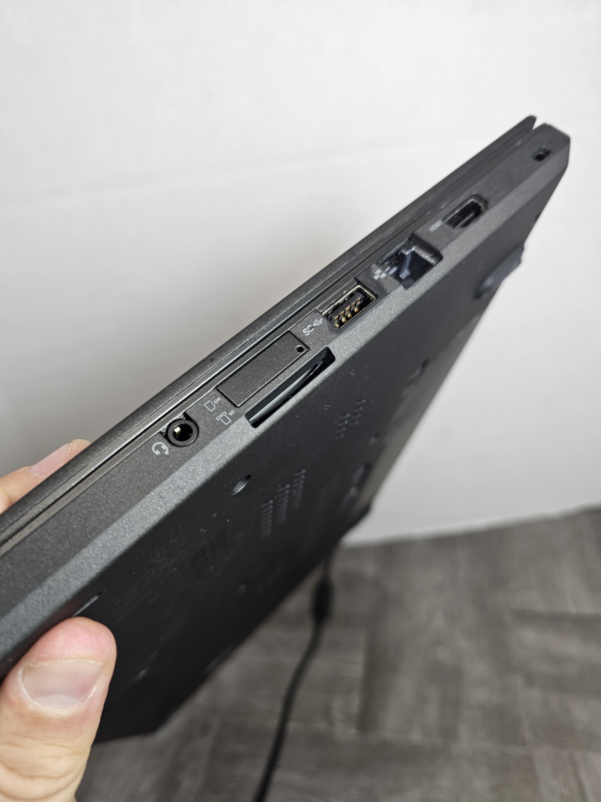 Lenovo ThinkPad T460 14 Inch ( 256GB SSD, Intel Core i5 6th Gen., 2.40GHz, 8GB )