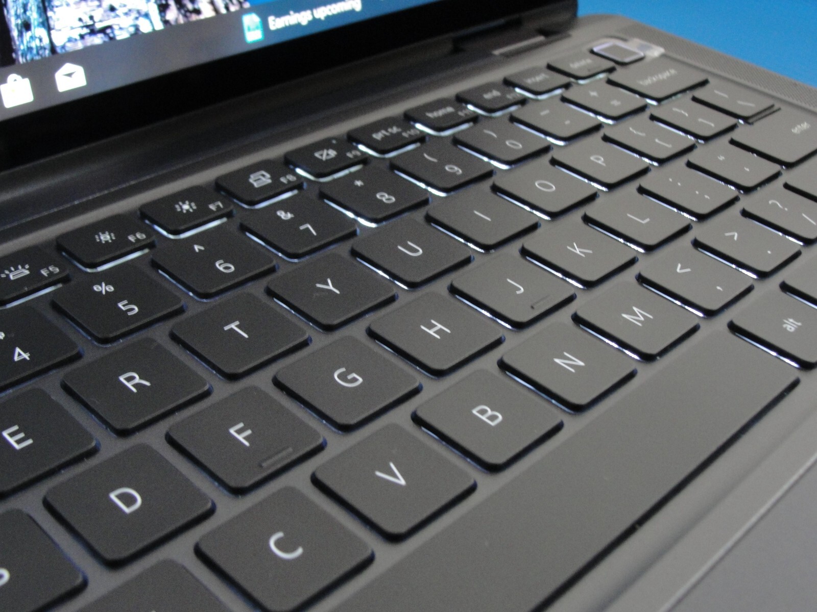 Dell Latitude 9330 2n1 13.3” WQXGA Intel Core i5-1240U 1.1GHz 16GB 256GB SSD