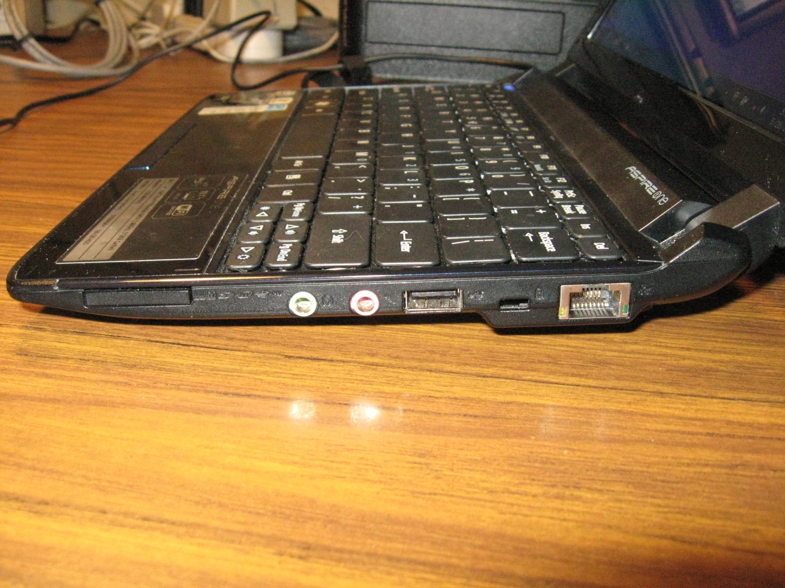 Acer Aspire One 532h Netbook Computer w/ AC Adapter — Excellent Battery
