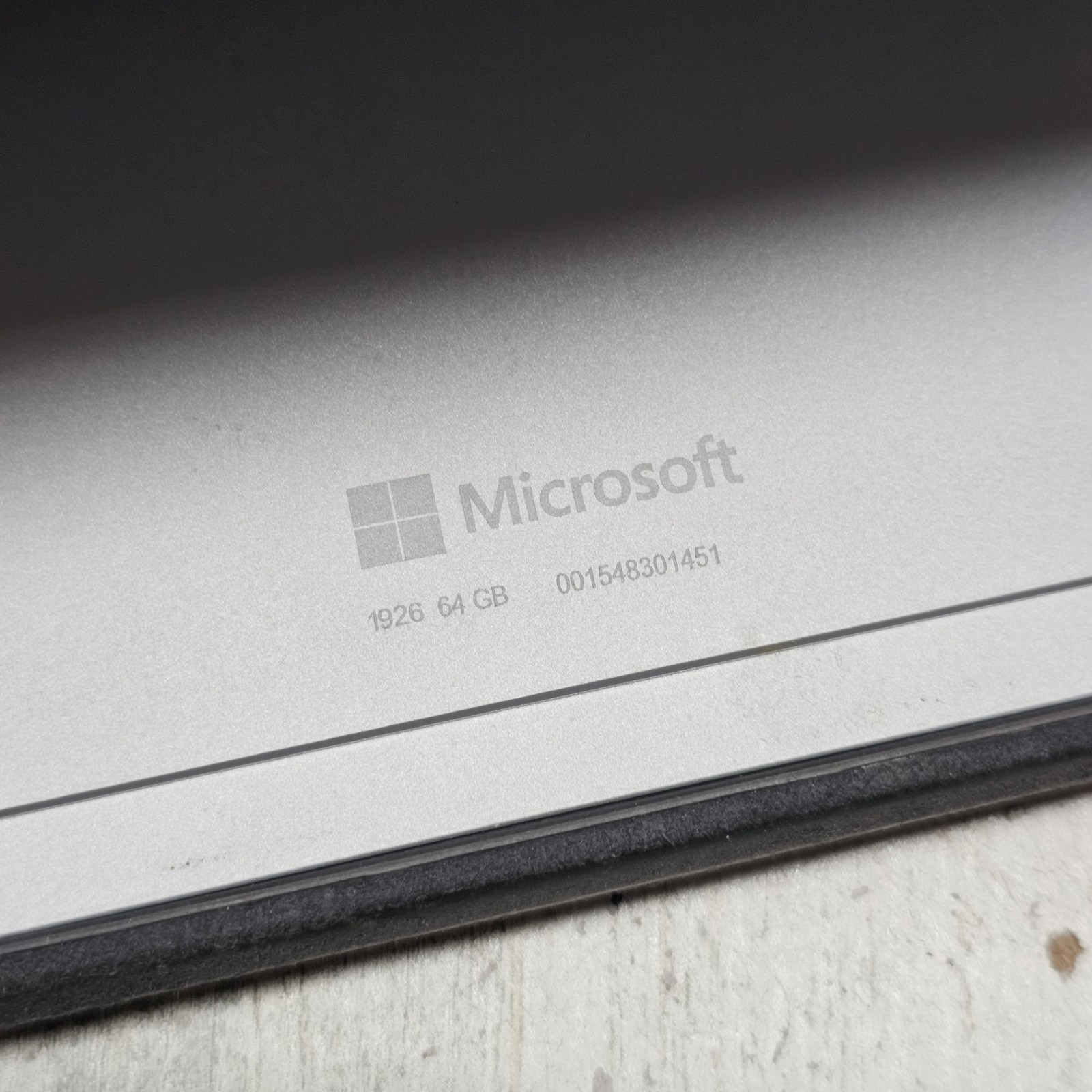 Microsoft Surface Go 2 (10.5″, Intel Pentium 4425Y, 4GB, 64GB, 1926) PIN BLOCKED