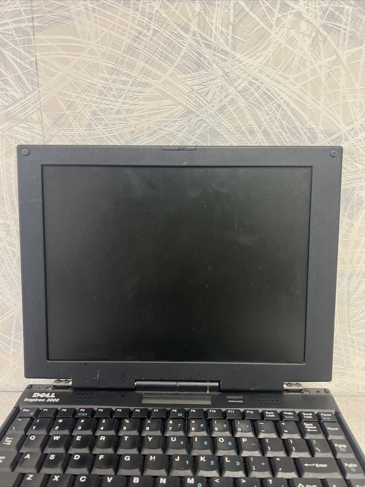 Dell Inspiron 3000 Laptop – Pentium – 256MB RAM – NO HDD – BAD BATT – READ