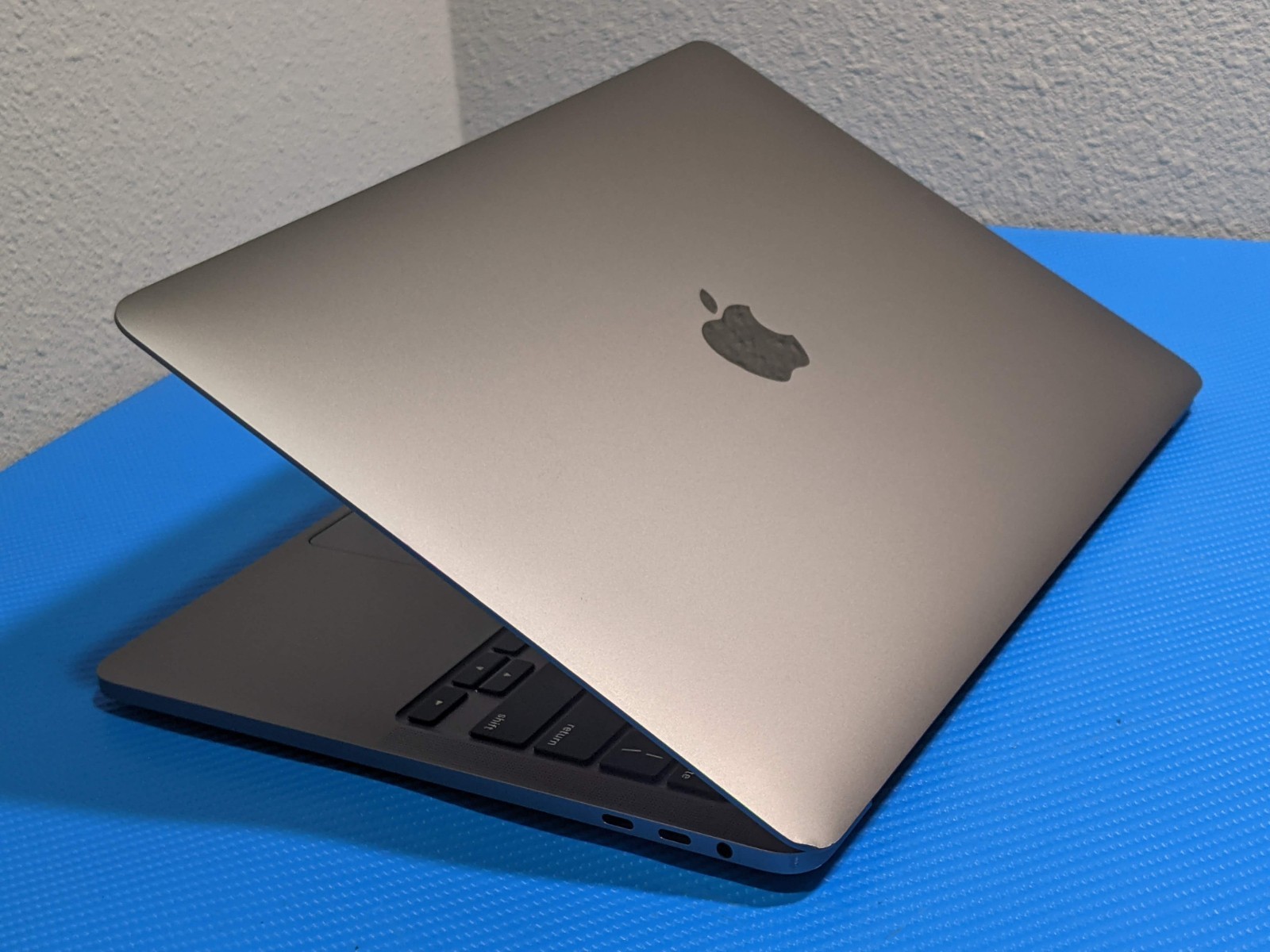 Apple MacBook Pro 13″ (2020) A2251 i5-1038NG7 2GHz 16GB 512GB SSD Sequoia +PA