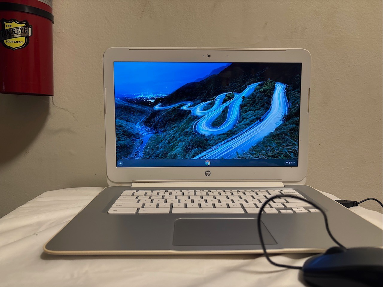 Hewlett-Packard (HP) Chromebook 14 Q029WM 4gb Ram, 16 GD SSD (Read Description)