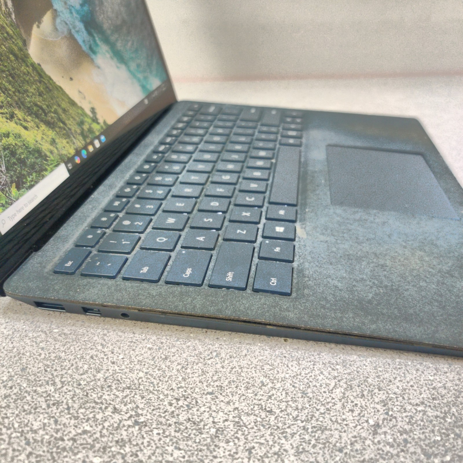 Microsoft Surface 2, 1769 i7-7660U 8G 256GB W10PRO FAIR CONDITION, No Adapter