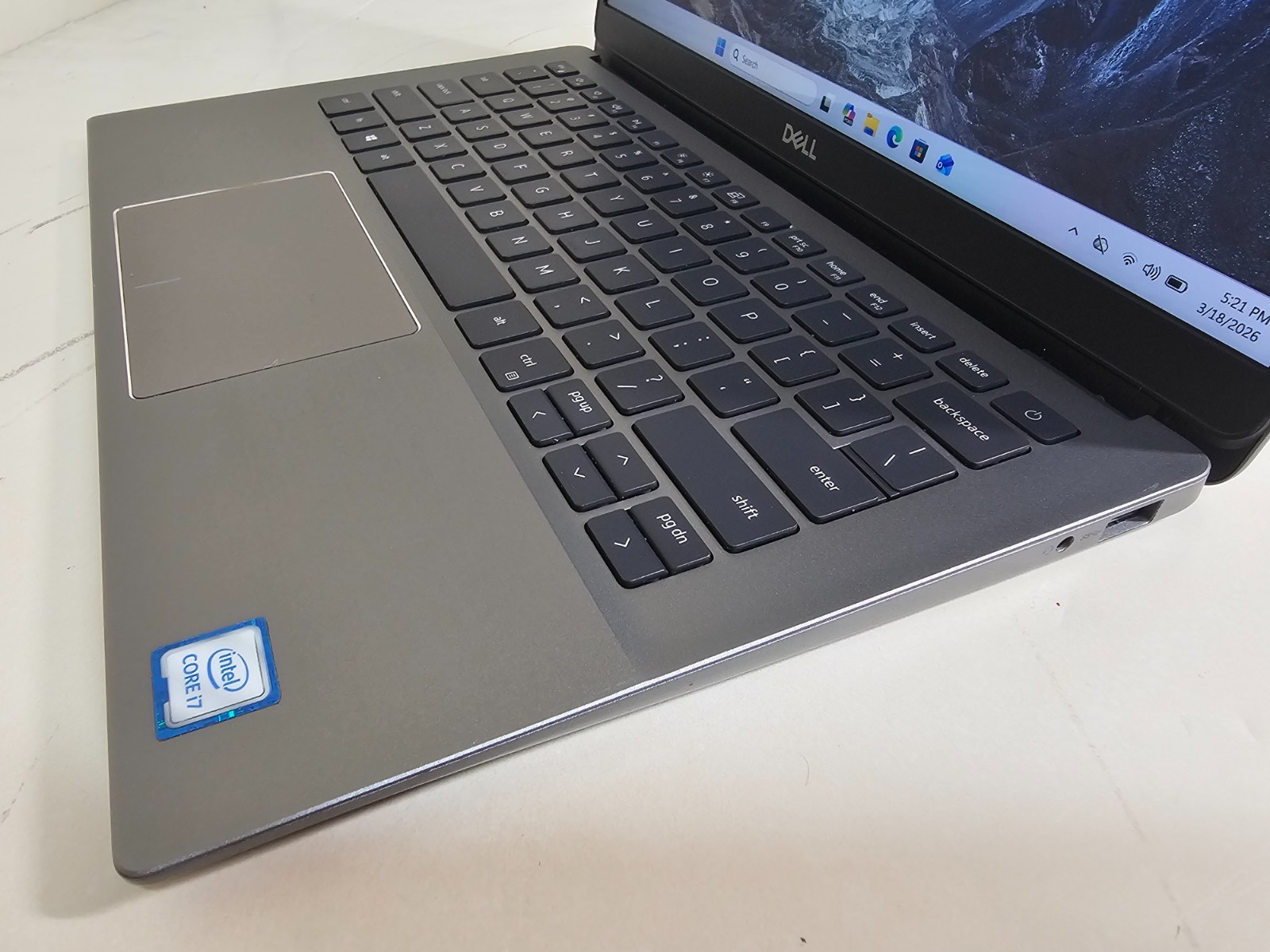 Dell Latitude 3301 Laptop – 1.8 GHz i7-8565U 8GB 256GB SSD Wi-Fi Webcam 13.3″ 2