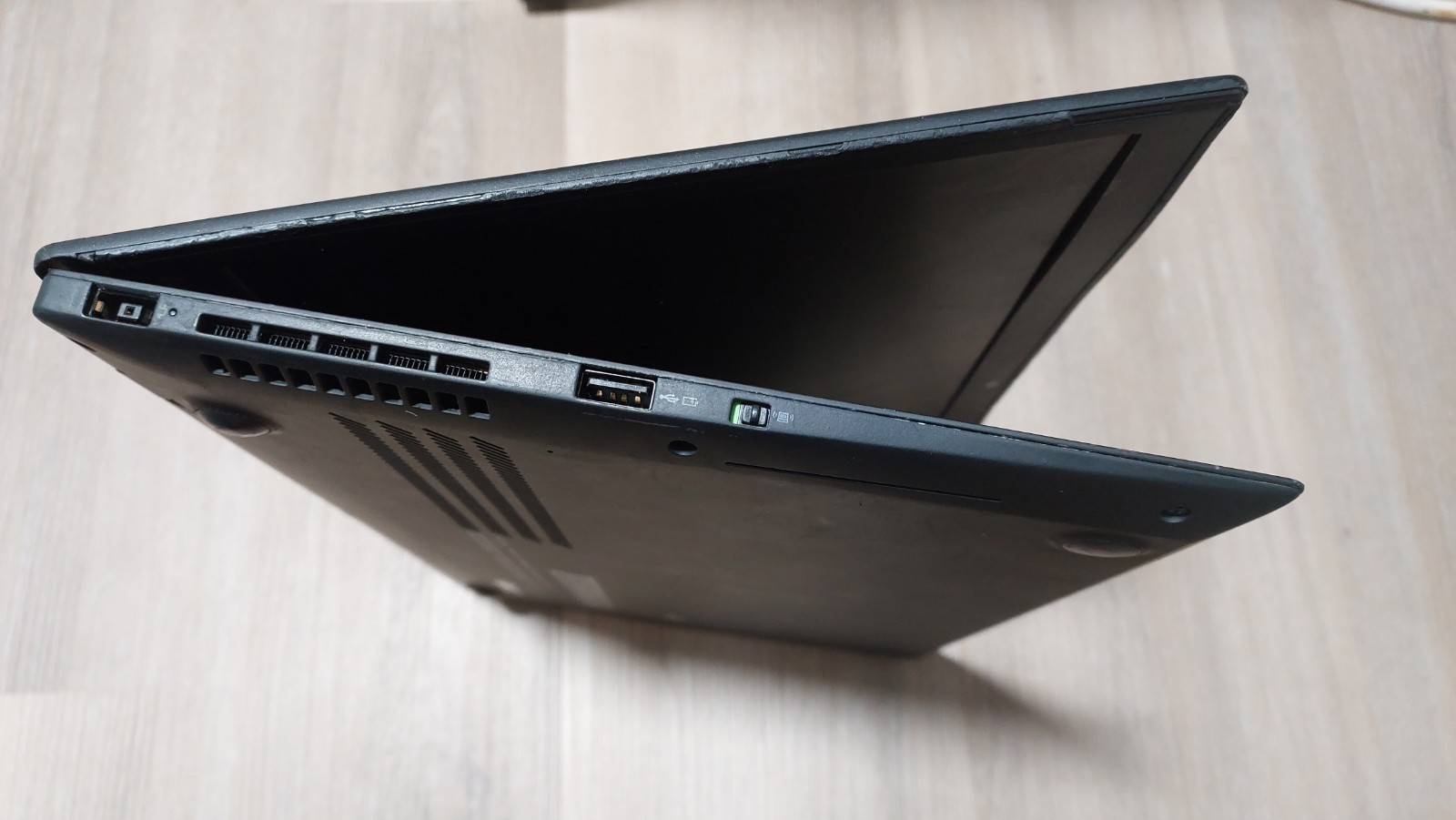 Lenovo ThinkPad X1 Carbon Gen 1 – Working Motherboard / Cracked Screen