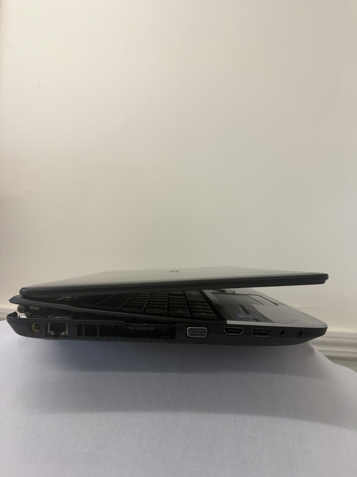 Acer Aspire E1-Q5WPH Laptop – Unknown if Screen is Good- Intel i3- Read Des