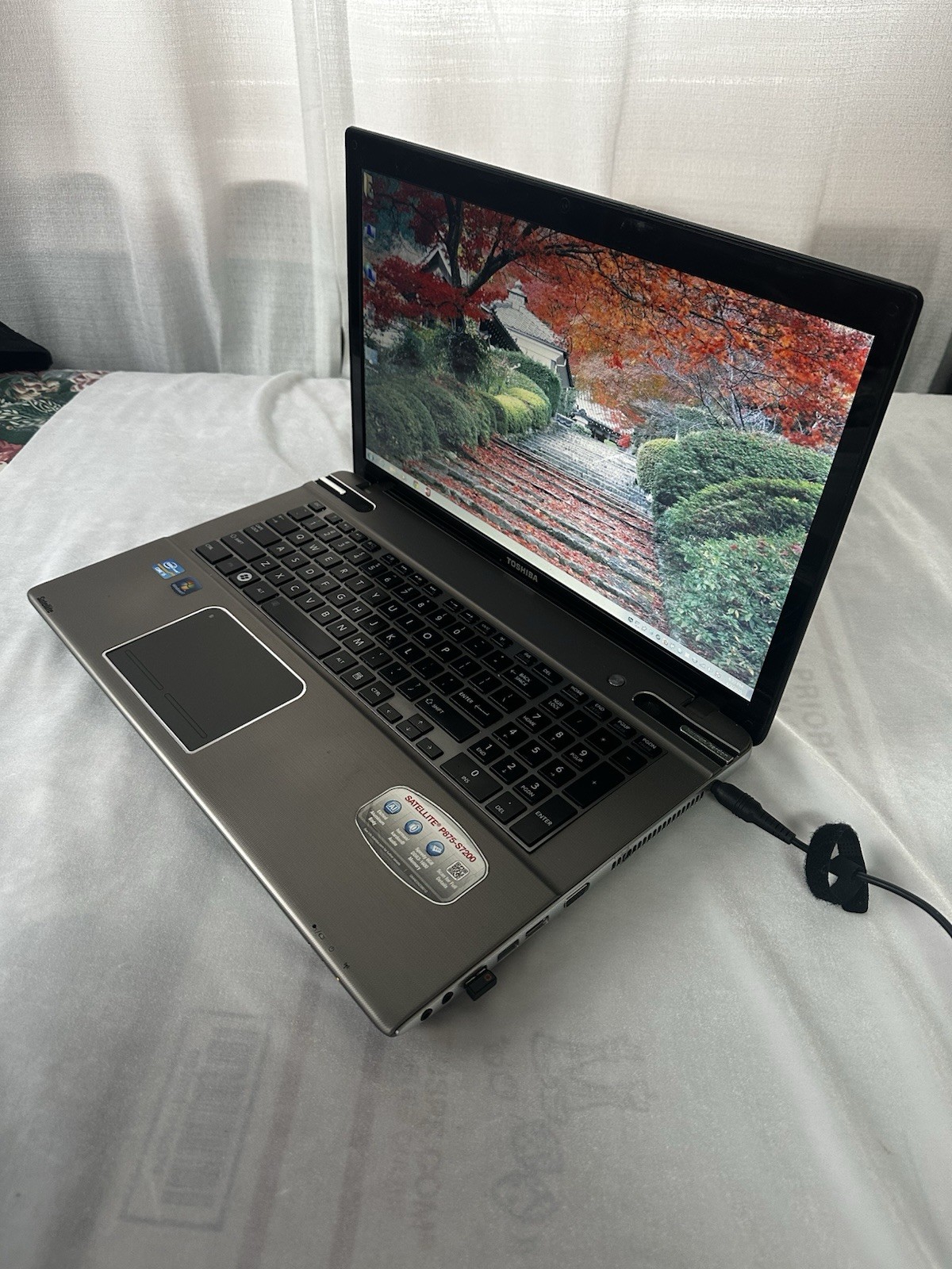 Toshiba Satellite P875-S7200- Windows 7 Home Edition 16GB RAM-Kingston SSD 480GB