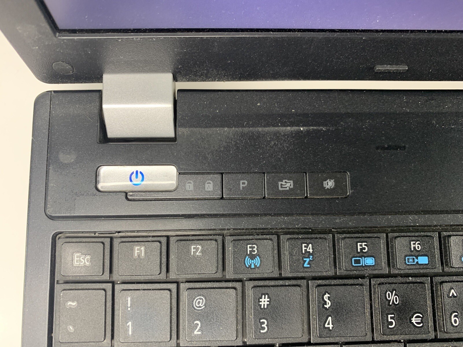 Acer Travel Mate 5760-6477 Laptop No Hard Drive No AC Adapter As Is For Parts!