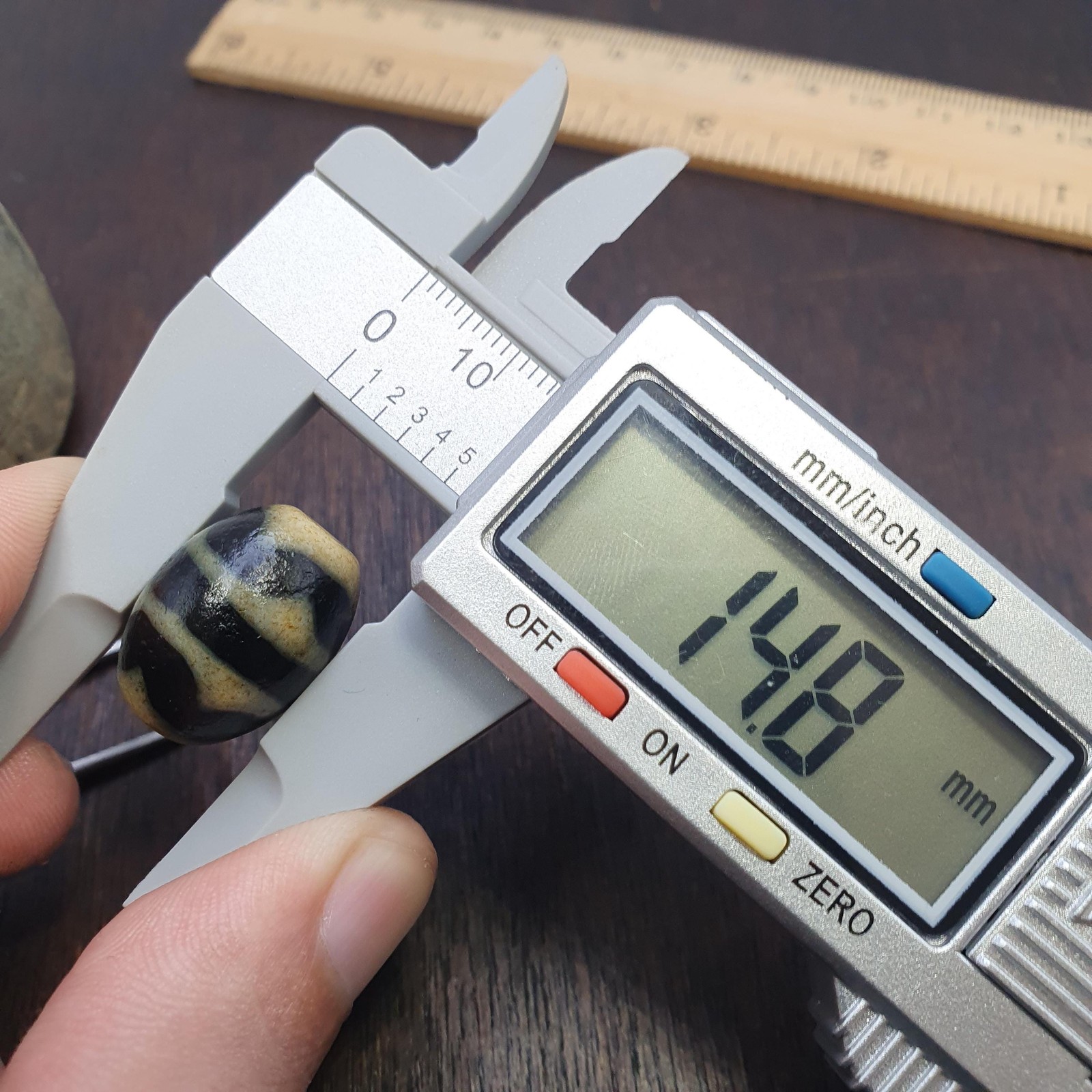 Old tibetan dogtooth pattern agate stone dzi bead amulet #40