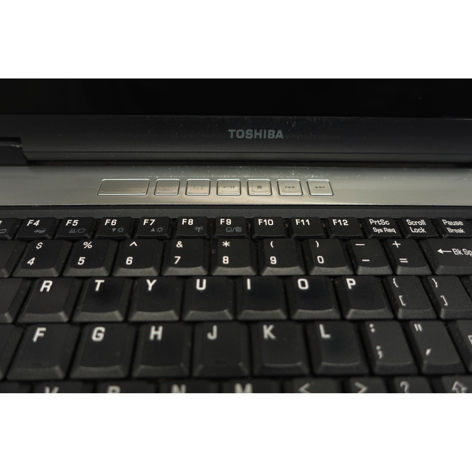 Vintage Toshiba Satellite 17″ P105 Retro Gaming Rig 2gb 160GB 1.66GHz Win XP SP3