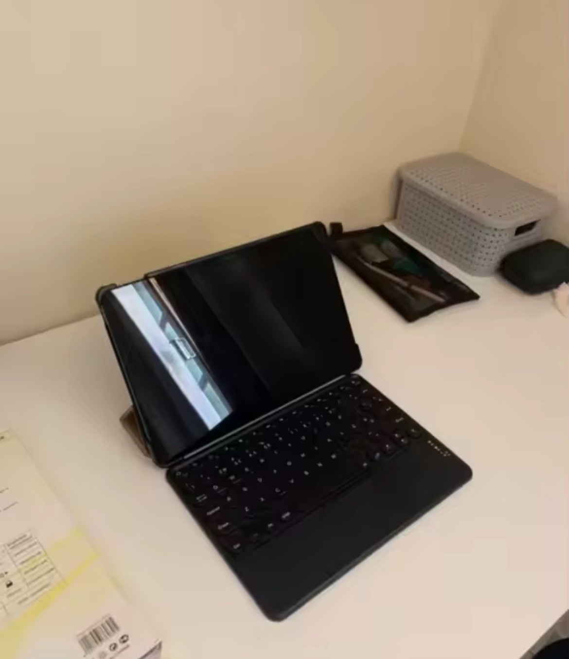 laptop works perfectly black make sure contact before purchase