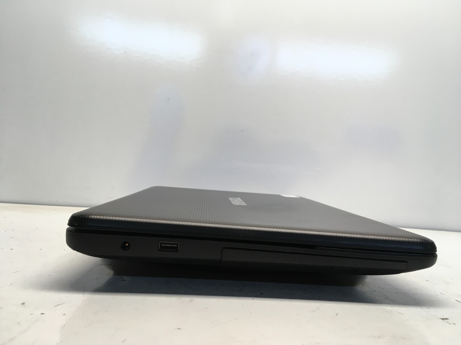 Toshiba Satellite C875D-S7105 AMD A6-4400M 2.7GHz 4 GB NO HDD/Battery