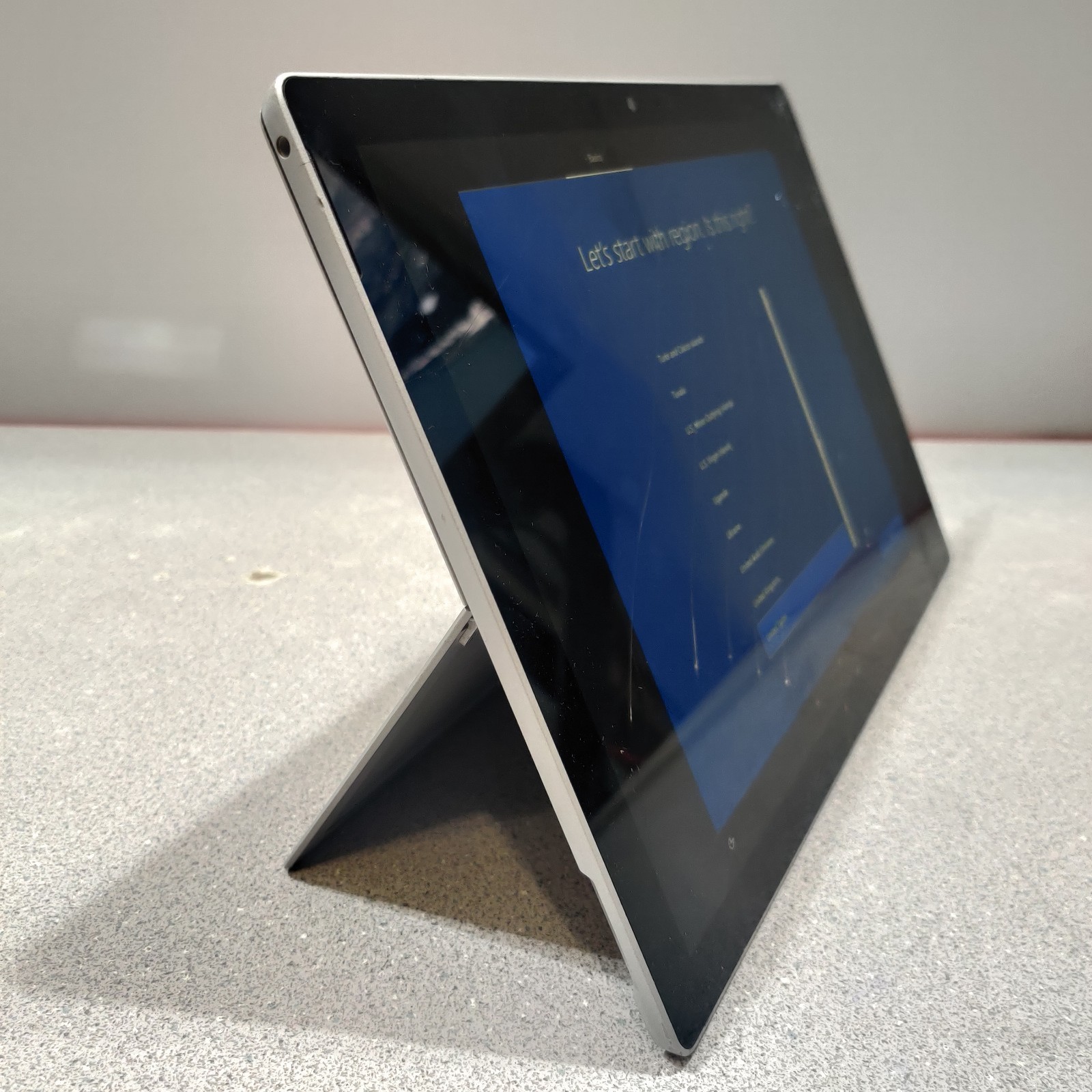 Microsoft Surface Pro 5th Gen 1807 Tablet 8GB 256GB Wi-Fi FOR PARTS DAMAGED