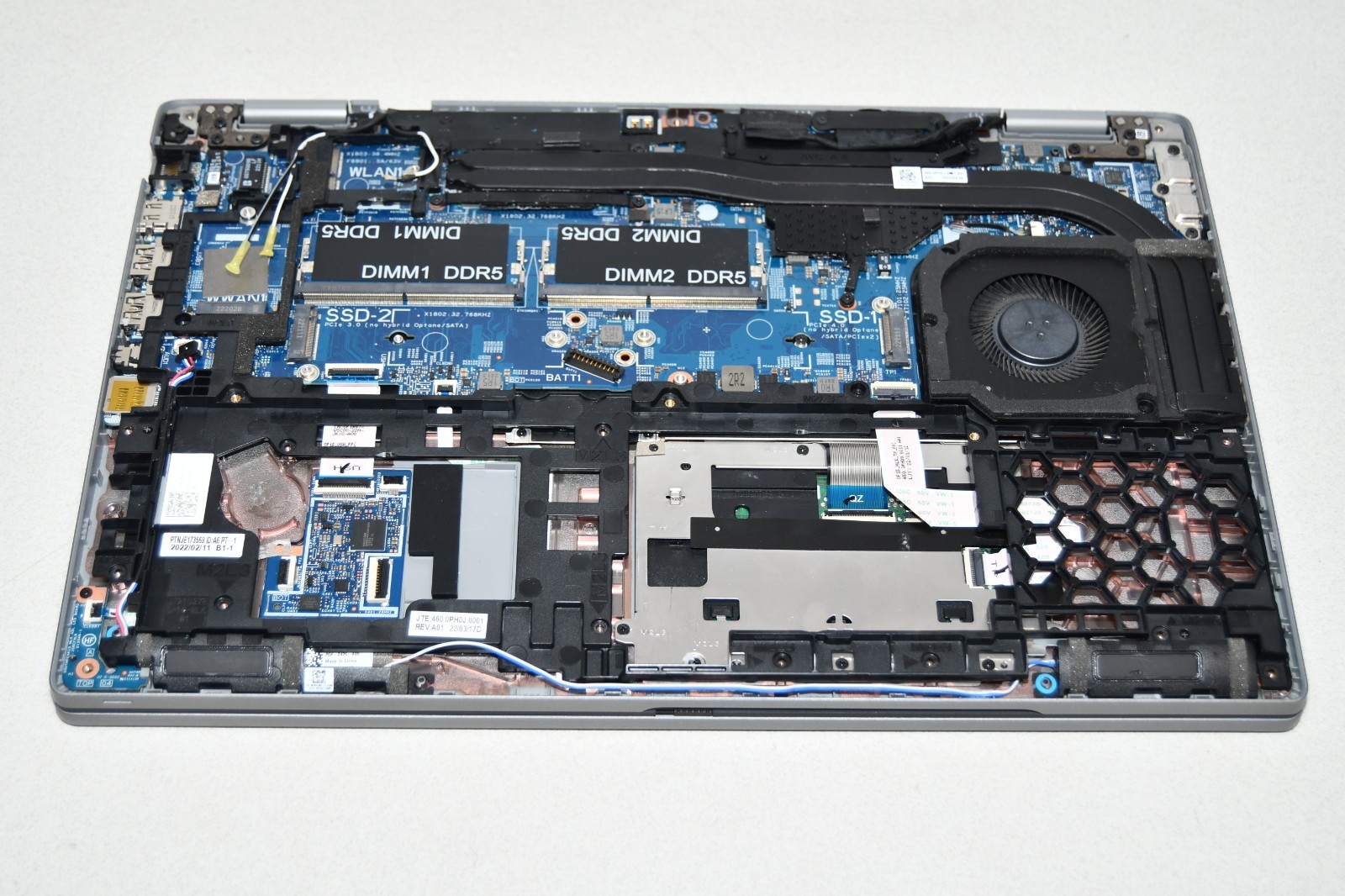 ^ Dell Precision 3570 Laptop Intel i7-1265U No Ram No HD No Battery Cracked LCD