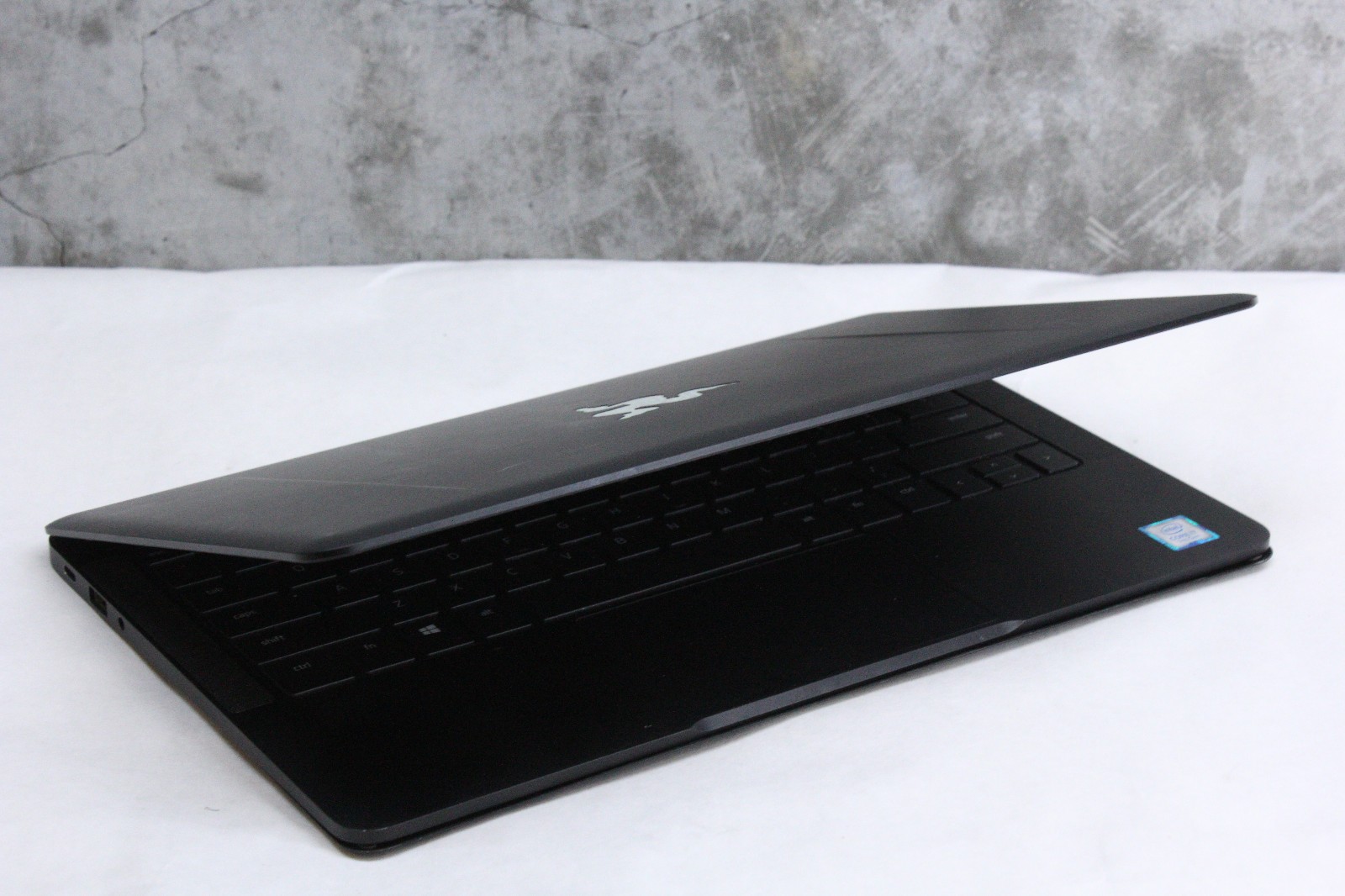 Razer Blade RZ09-01962E12 *No Battery or SSD* i7-7500U, 16GB Onboard Ram As-Is