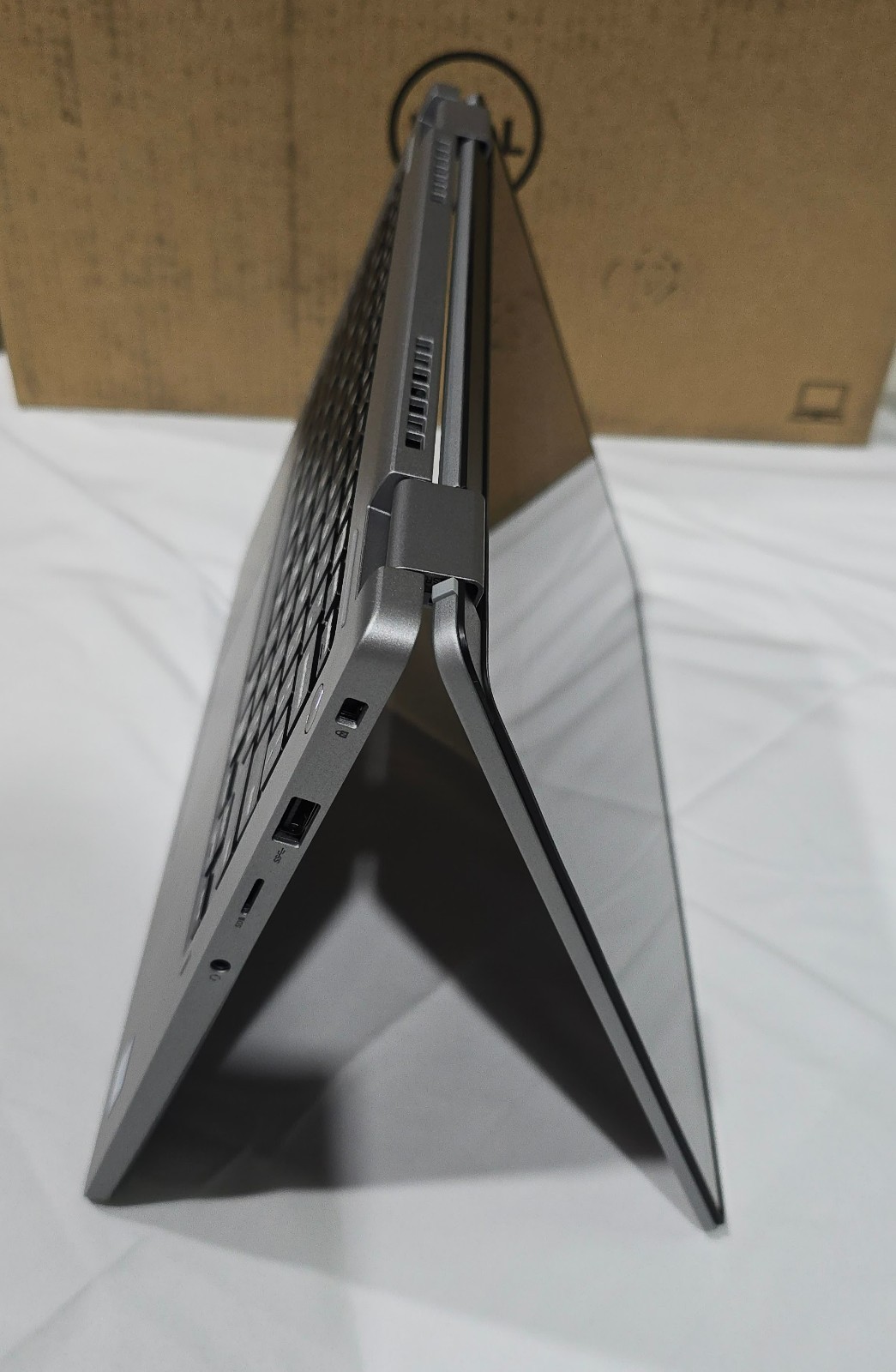 Dell Latitude 3310 2-in-1 Touchscreen 13.3″ FHD Laptop – i5-8265U 8GB 256GB SSD