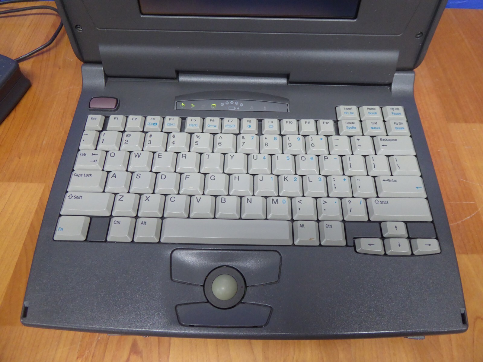 COMPAQ CONTURA 400CX 8.5″ VINTAGE PC LAPTOP w/ P/A SOLD AS-IS TO POWER ON