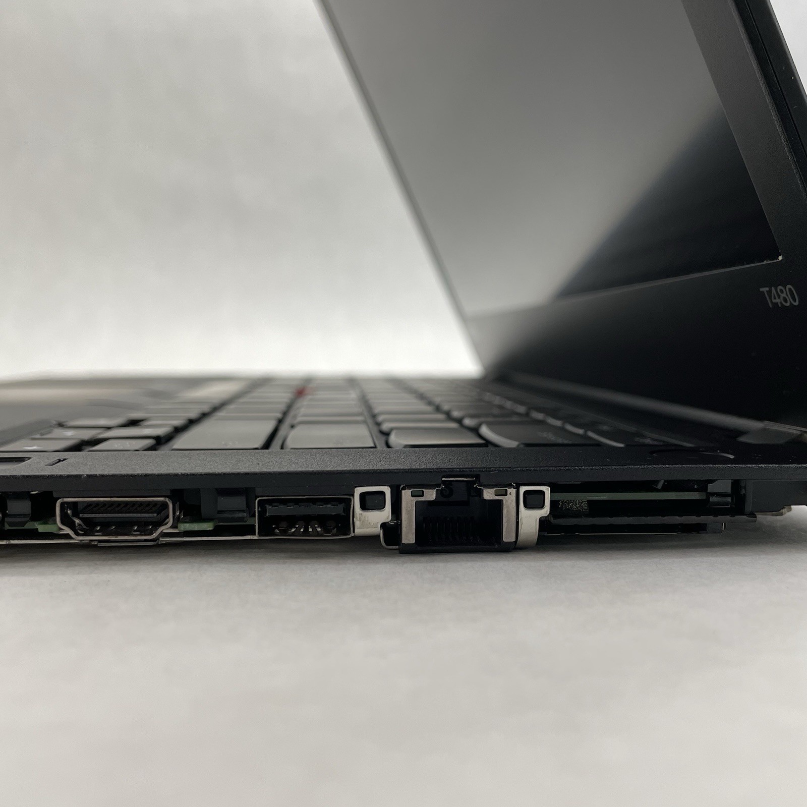 Lenovo ThinkPad T480 14″ i5-8350U 1.70 GHz 8 GB RAM No SSD/OS/AC/Batt- No Bottom