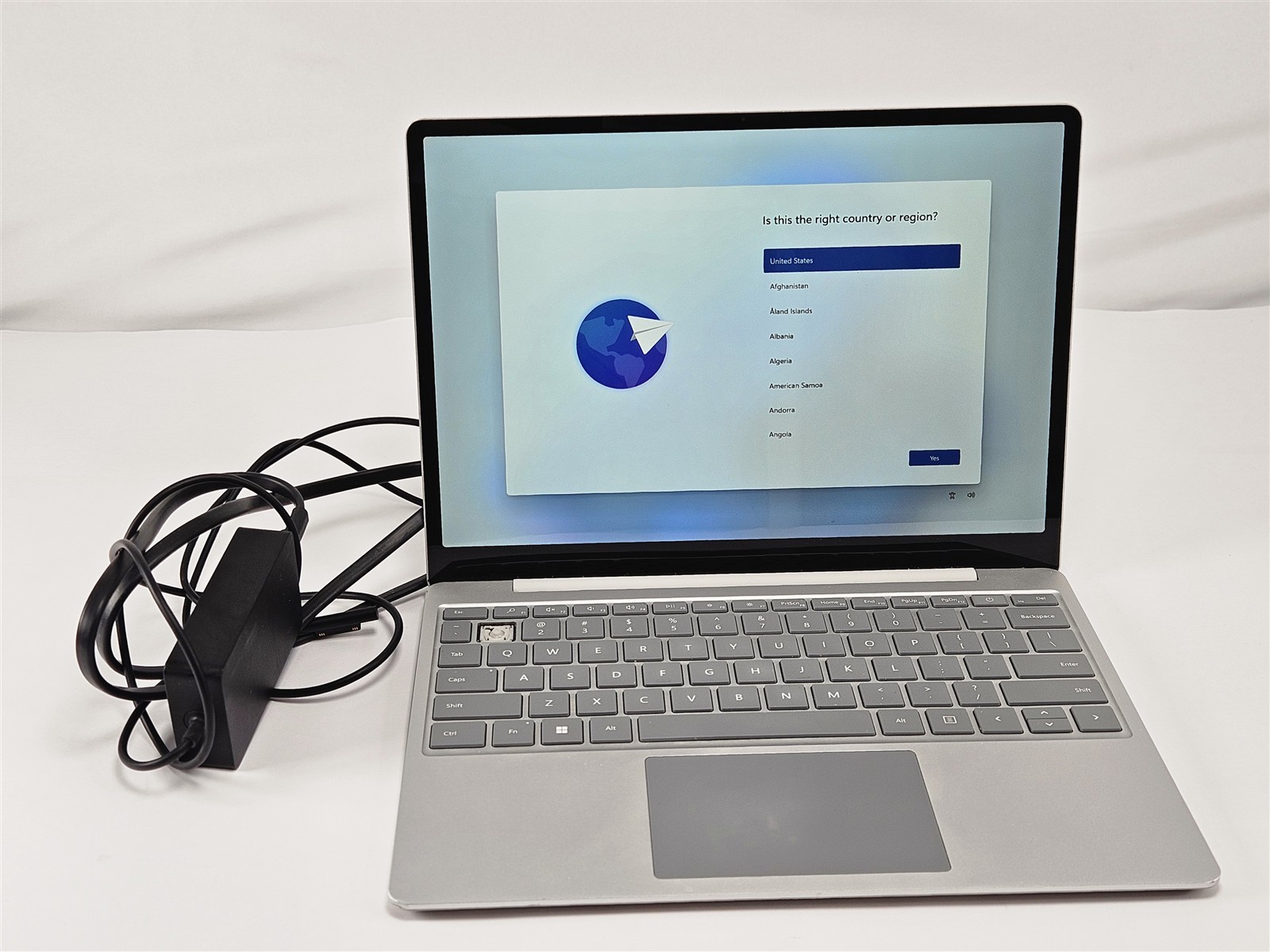 Microsoft Surface Laptop Go 2 256GB SSD 16GB RAM i5-1135G7 Platinum 1Key Missing