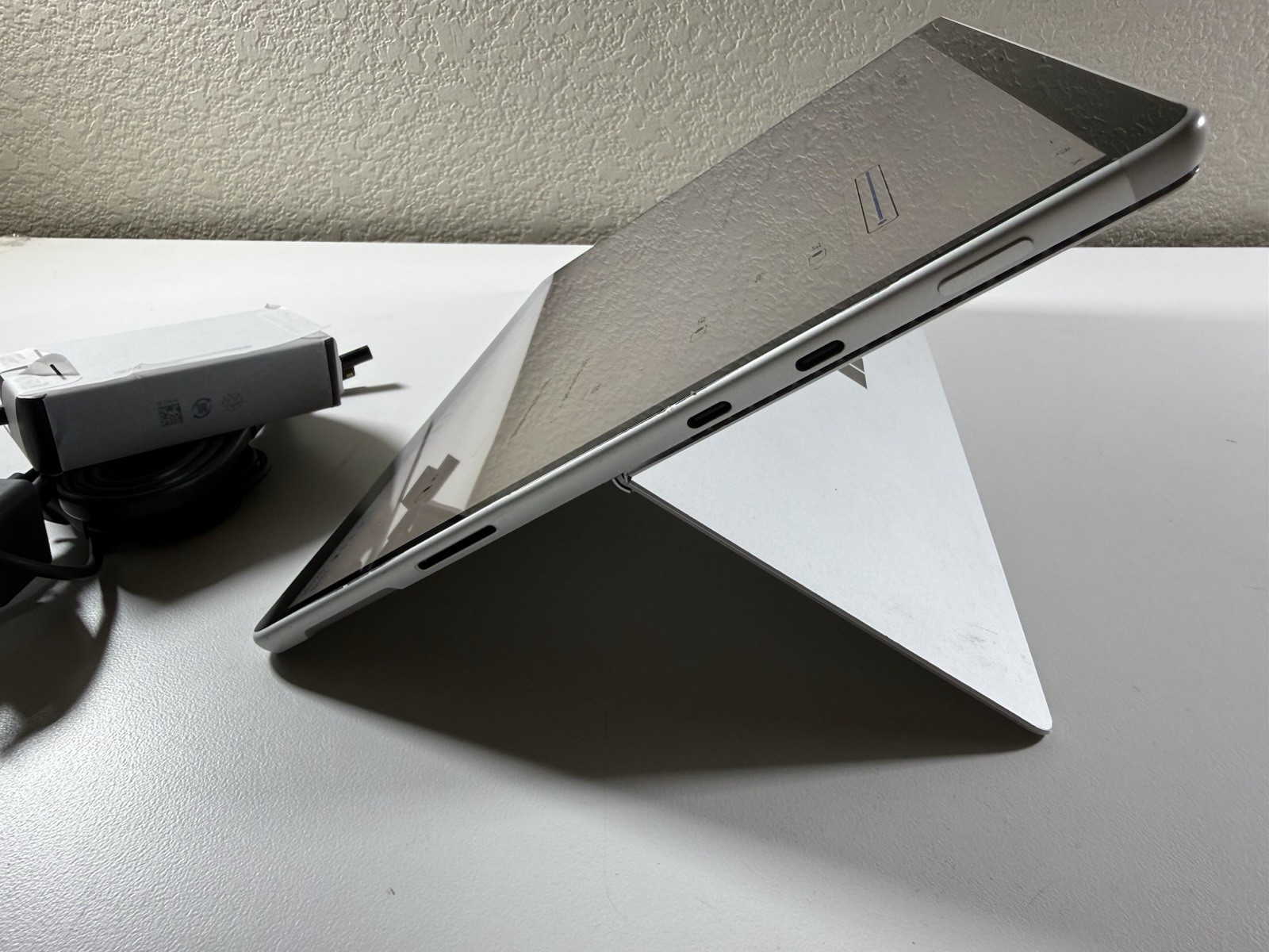 Microsoft Surface Pro 8 (1982) i5-1145G7 – 16GB RAM – 256GB 120Hz – Win 11 Pro