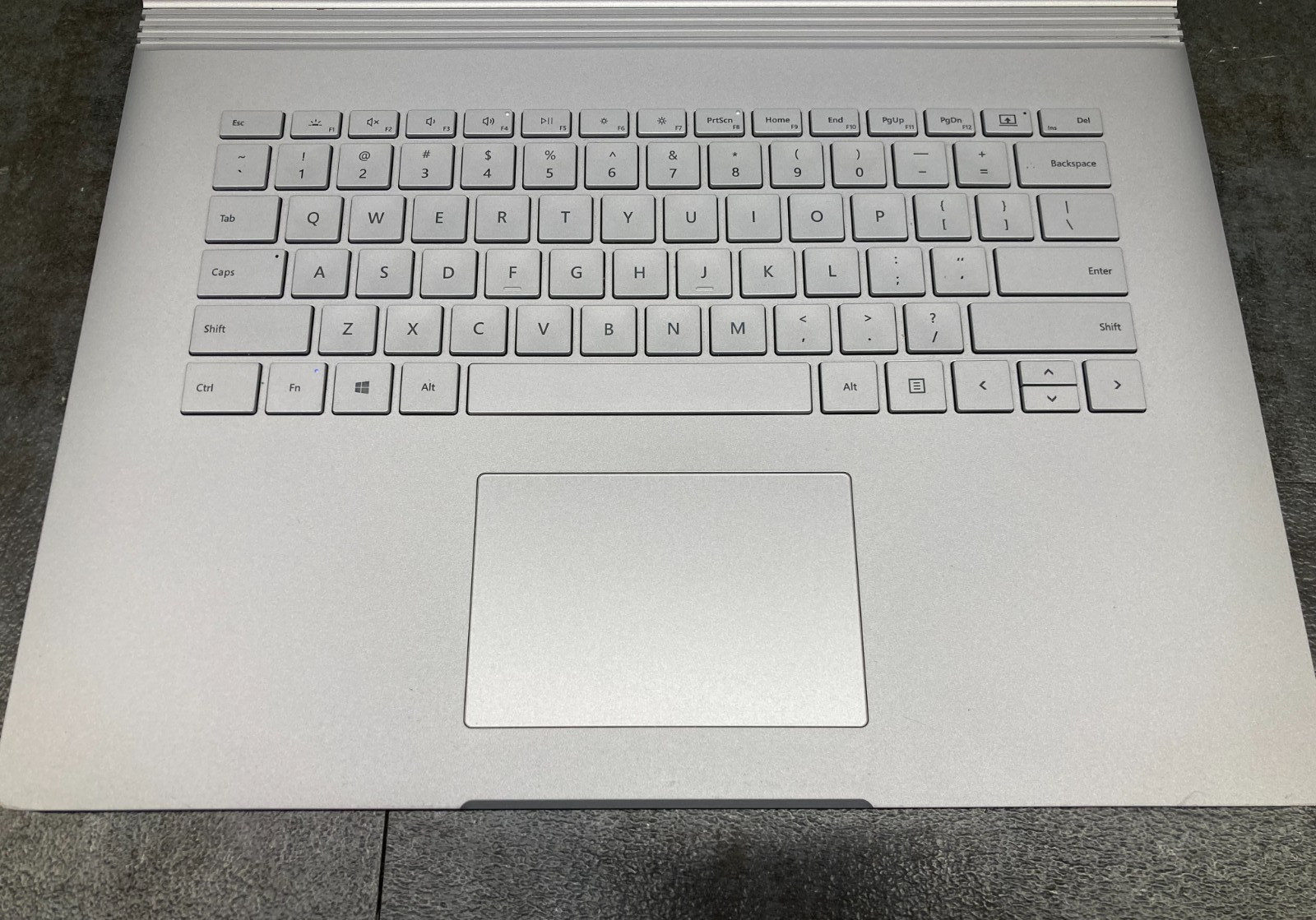 Microsoft Surface Book 3 1900 13.5″ i7-1065G7 16GB 256GB 1660 MaxQ W11 – Read!