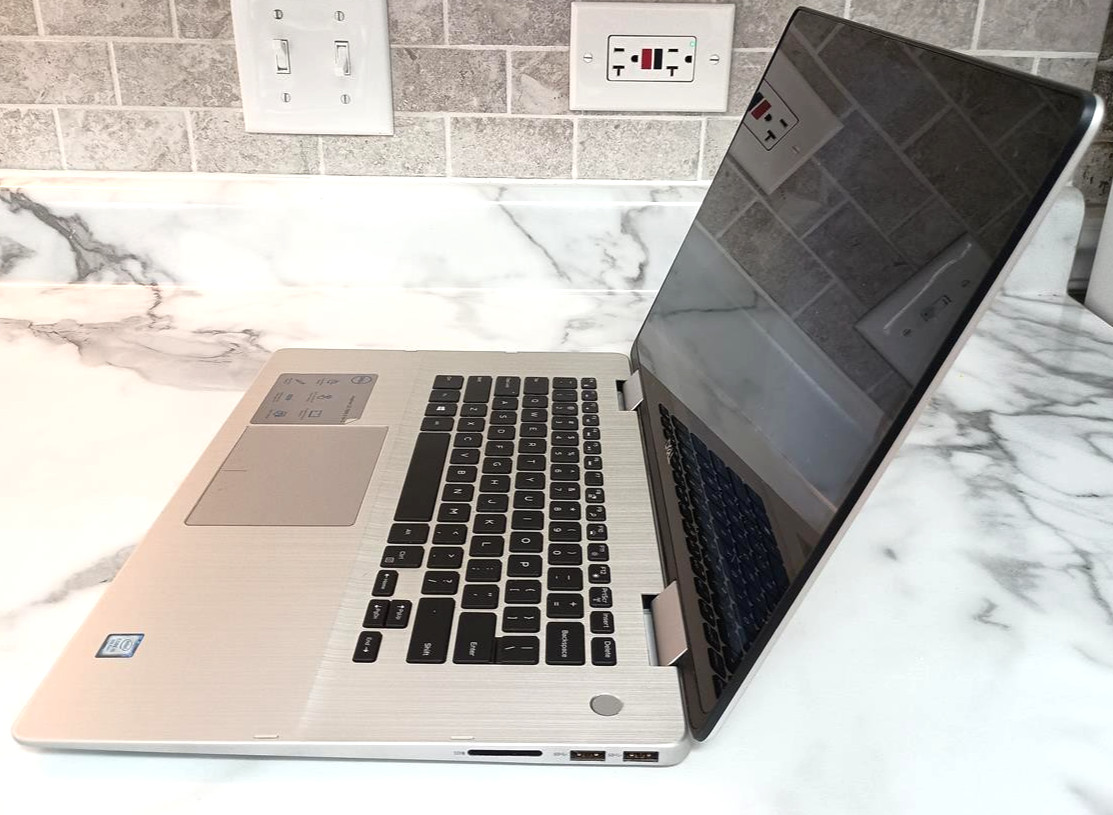 Dell Inspiron 7586 2 n 1 Touch S. i5-8265U, 16GB 512 M.2 SSD W10 Excell. Cond!