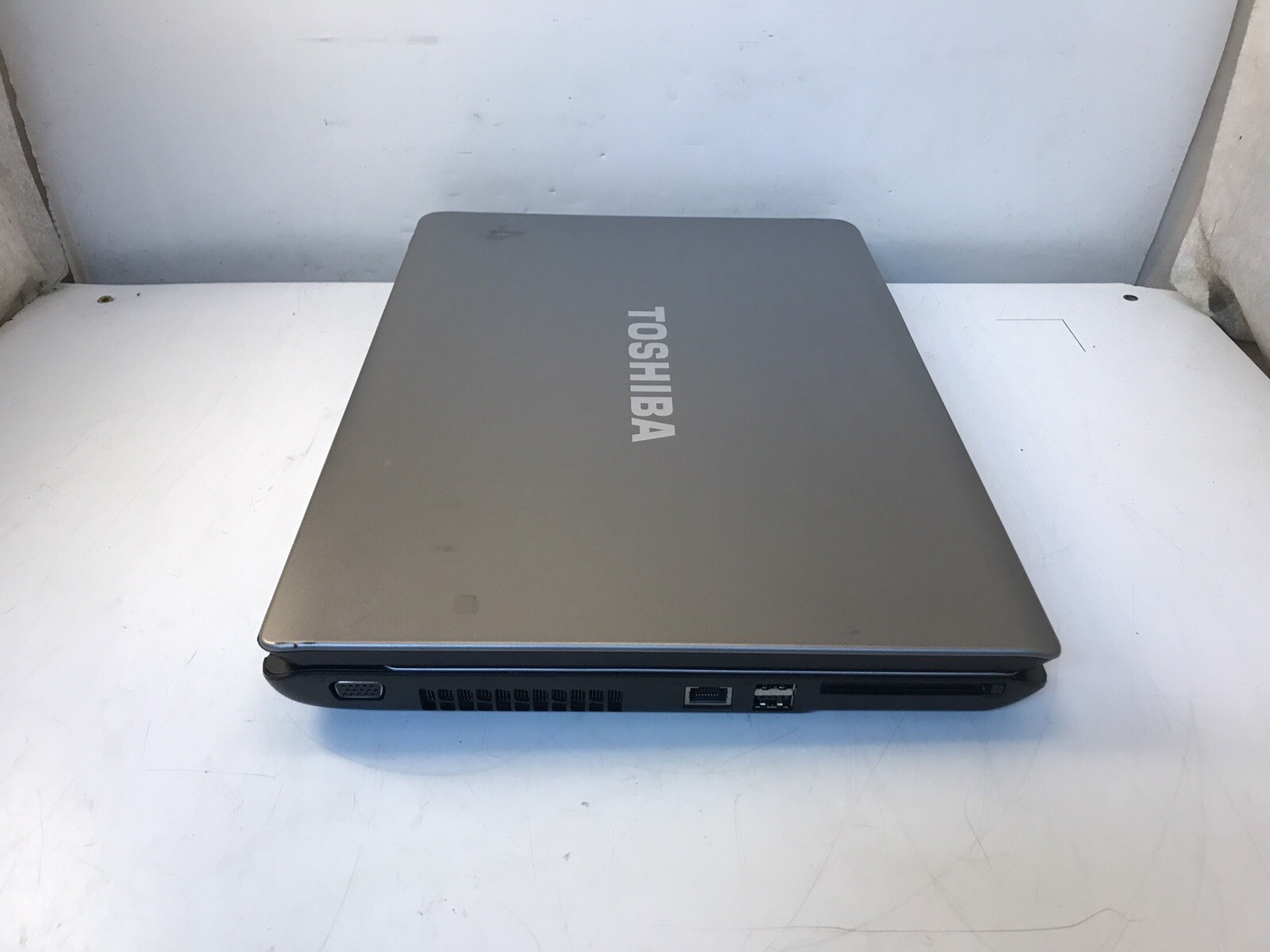 Toshiba Satellite Pro L300 Intel Core 2 Duo CPU T5870 @ 2.00GHz Booted to BIOS
