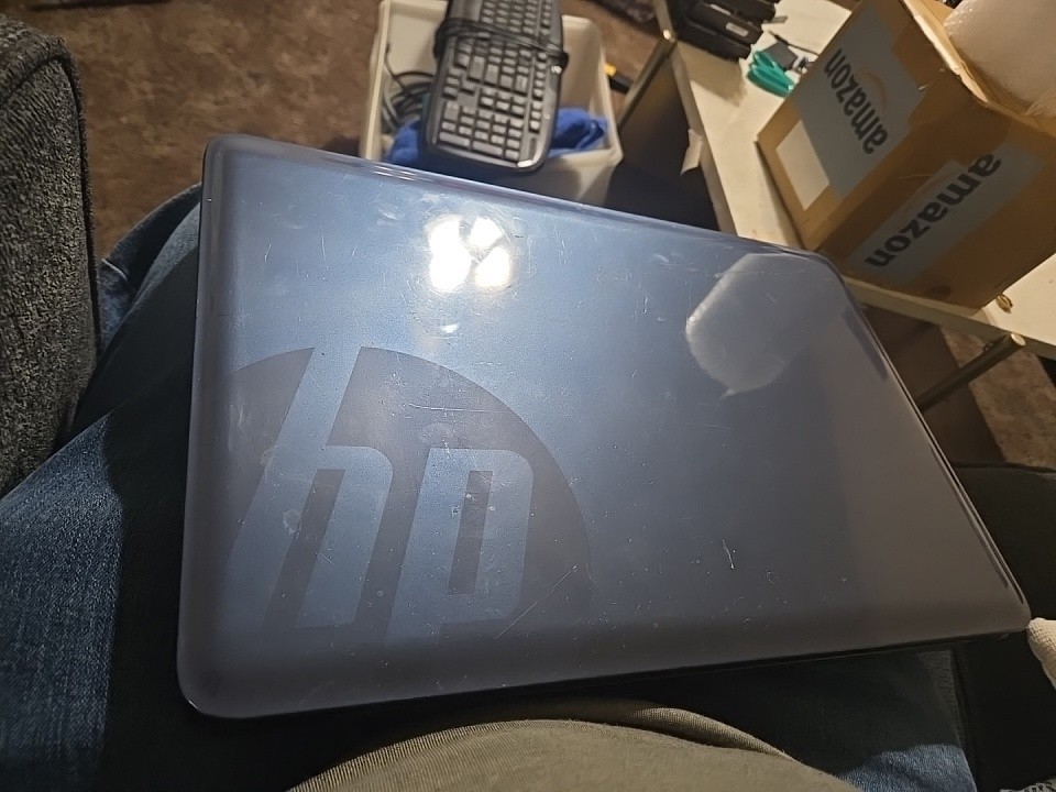 HP 2000 Laptop Windows 8 13.5″ Screen HDD 148 GB 3.60 GB RAM