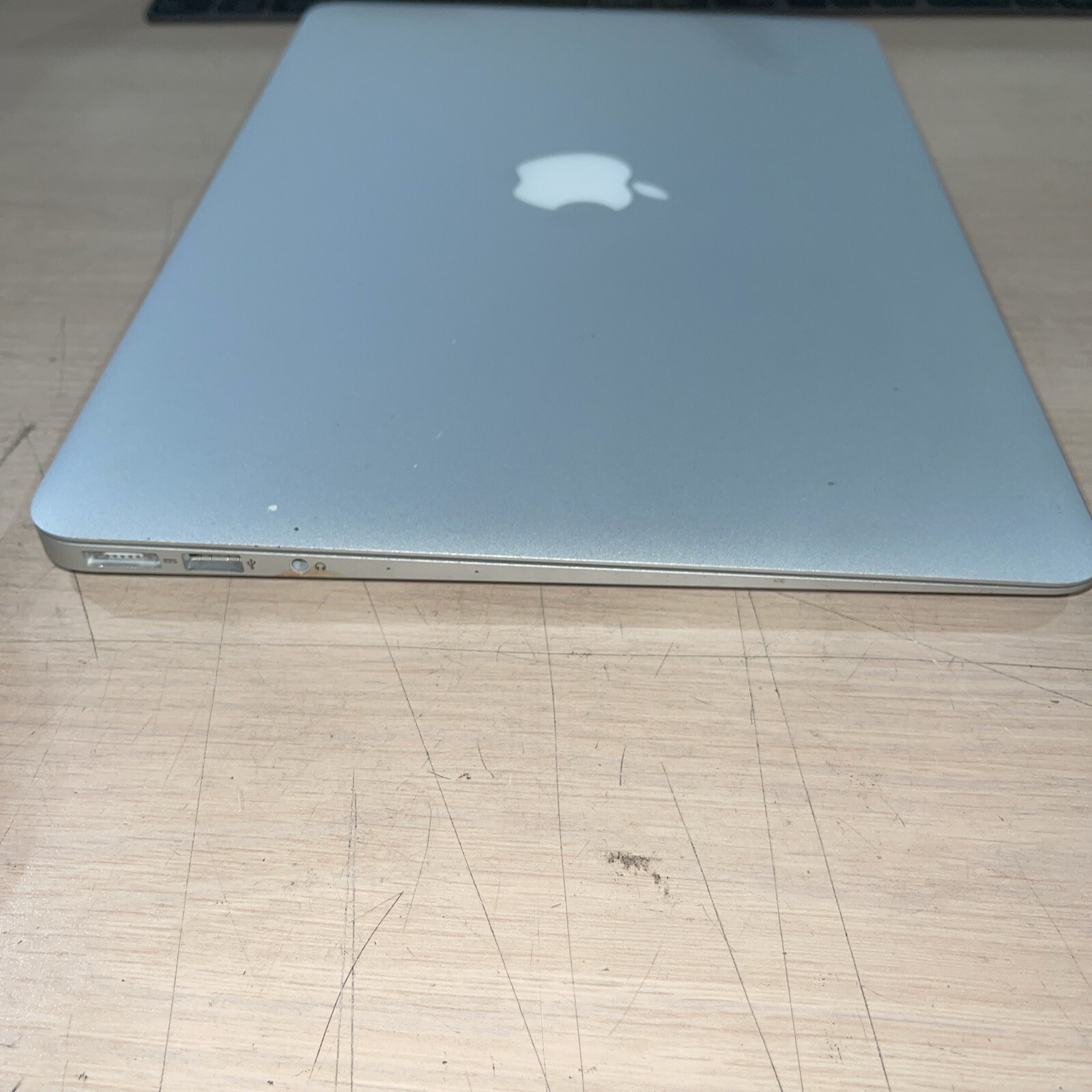 Apple Macbook Air MID 2013 13″ i5-4250U 1.3GHz 4gb RAM NO HD