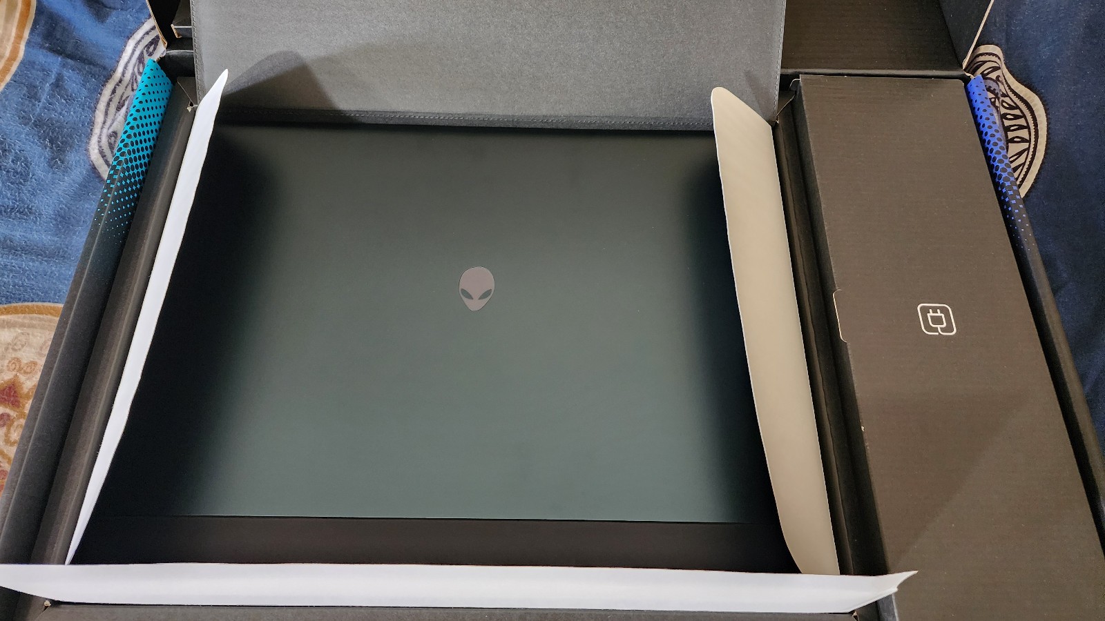 Alienware 18 Area-51 18″ Gaming Laptop 300Hz Intel Ultra 9 64GB RAM 2TB RTX 5090