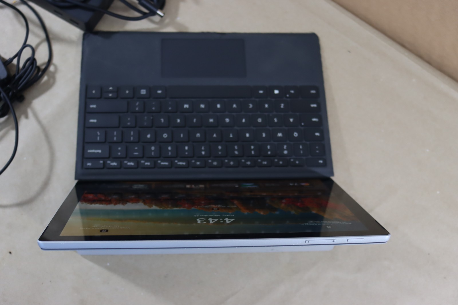 Microsoft Surface Pro 5 i5-7300U 8GB RAM 256GB Wi-Fi + LTE