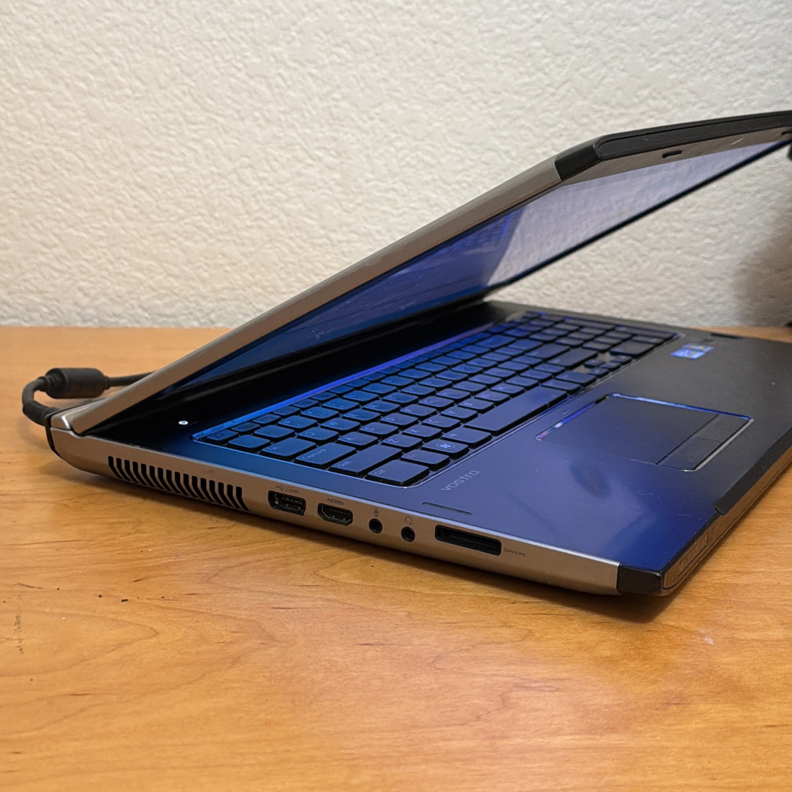 Dell Vostro 3750 17.3″ Windows 7 Pro Laptop Intel i5-2410 4gb 320gb HDD DVD