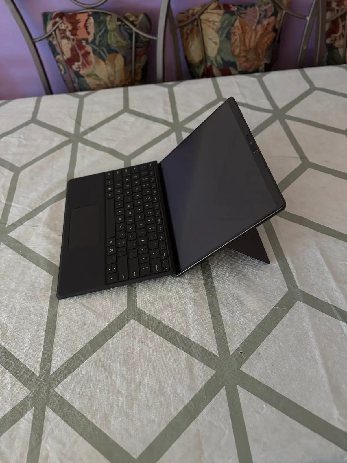 Surface Pro 11 OLED 16GB/512GB + Pen 2, Keyboard, Case, Screen prot – Like new
