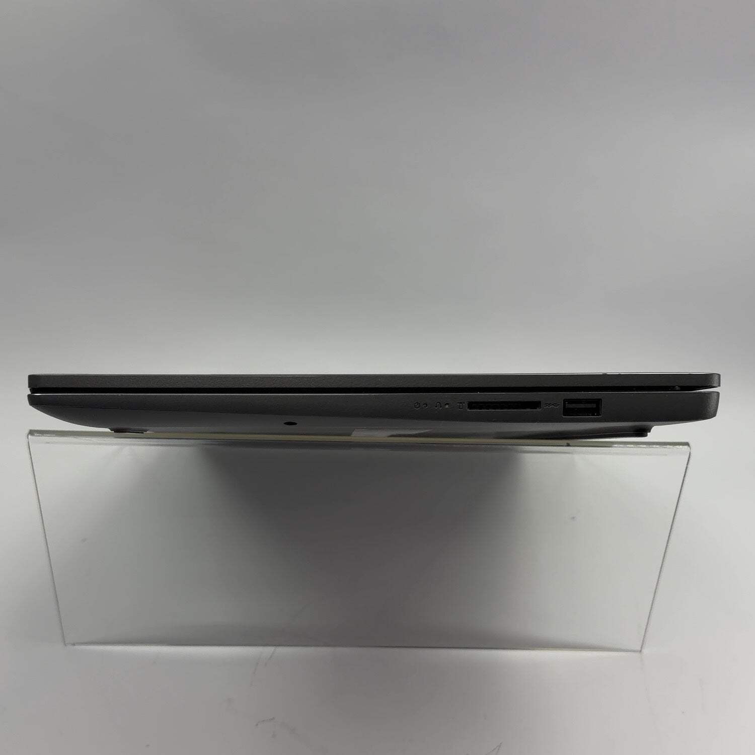 Lenovo IdeaPad Slim 3 15ABR8 15.6″ Ryzen 7 5825U 2.0GHz 16GB RAM 512GB SSD