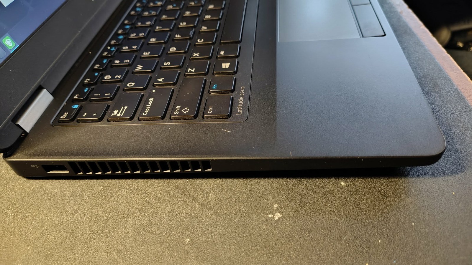 Dell Latitude e5470lm Linux Mint i3 6th 8GB 256GB SSD – NEW BATTERY