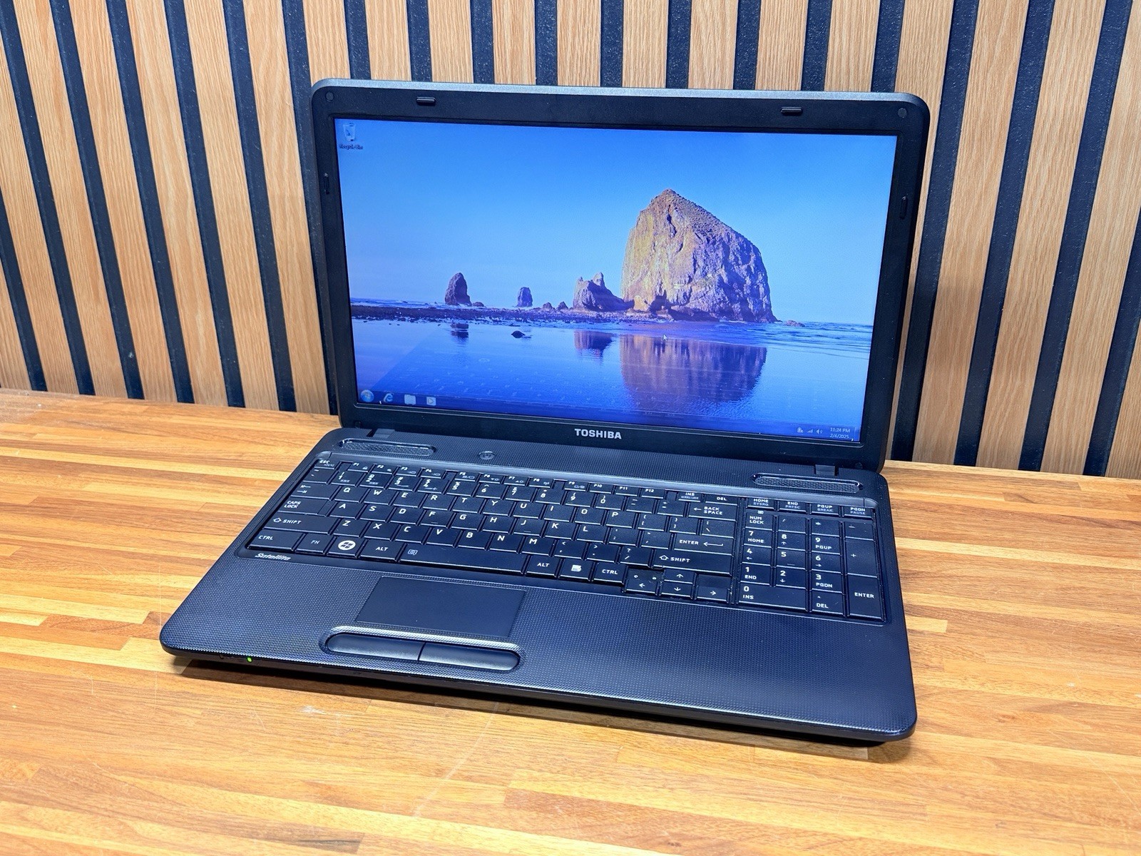 Toshiba Satellite C655D-S5401 AMD V120 2GB 250GB Windows 7 Ultimate Laptop Works