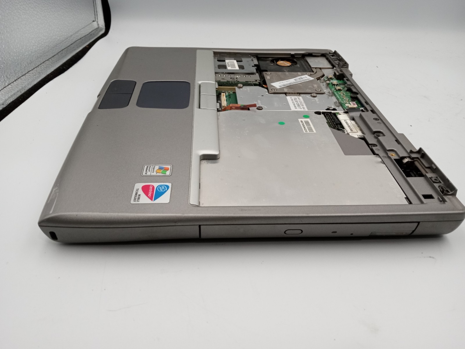 Dell Latitude D600 14″ Laptop Intel CPU – PARTS/REPAIR – POWERS ON – NO BOOT -RR