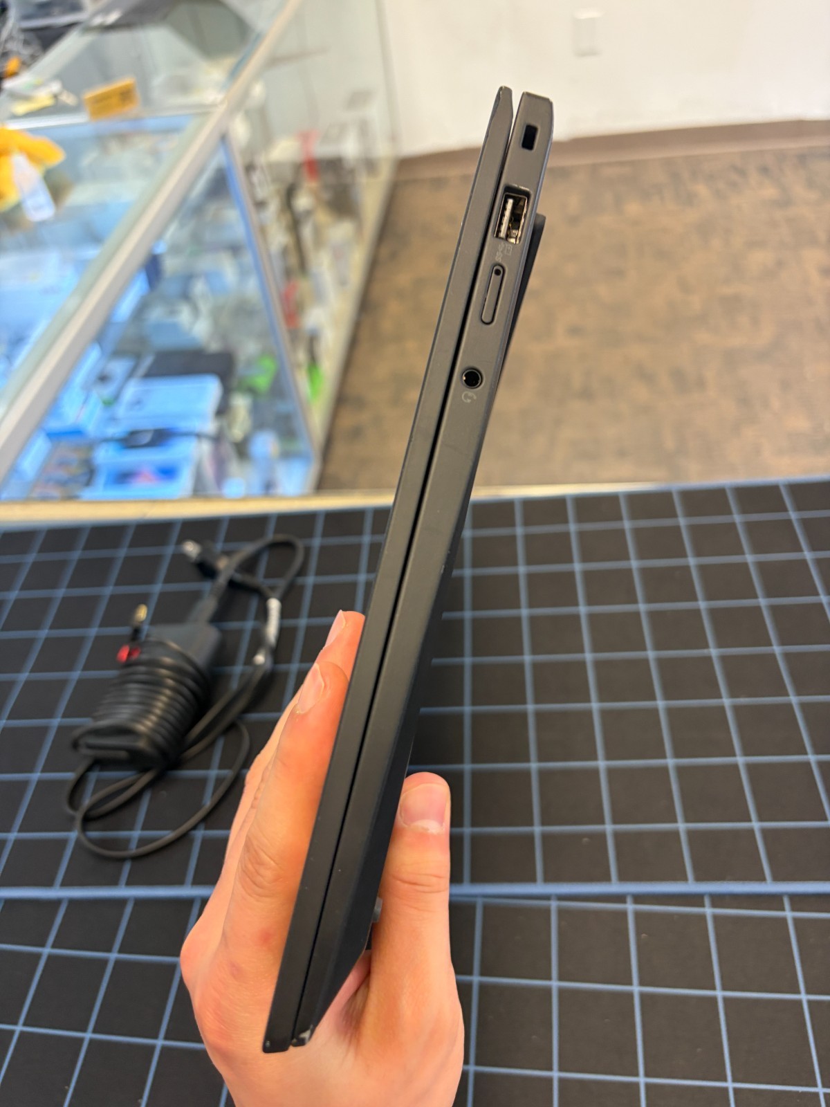 Lenovo ThinkPad X1 Carbon 14.0″ Gen 11 Intel Core i7-1365U 1.8Ghz 32GB RAM 512GB