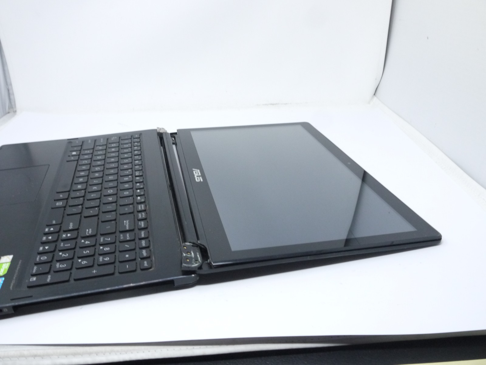 Asus Q552U 15.6” Gaming Laptop – i7-6500U / 12GB / GeForce 940M – For Repair