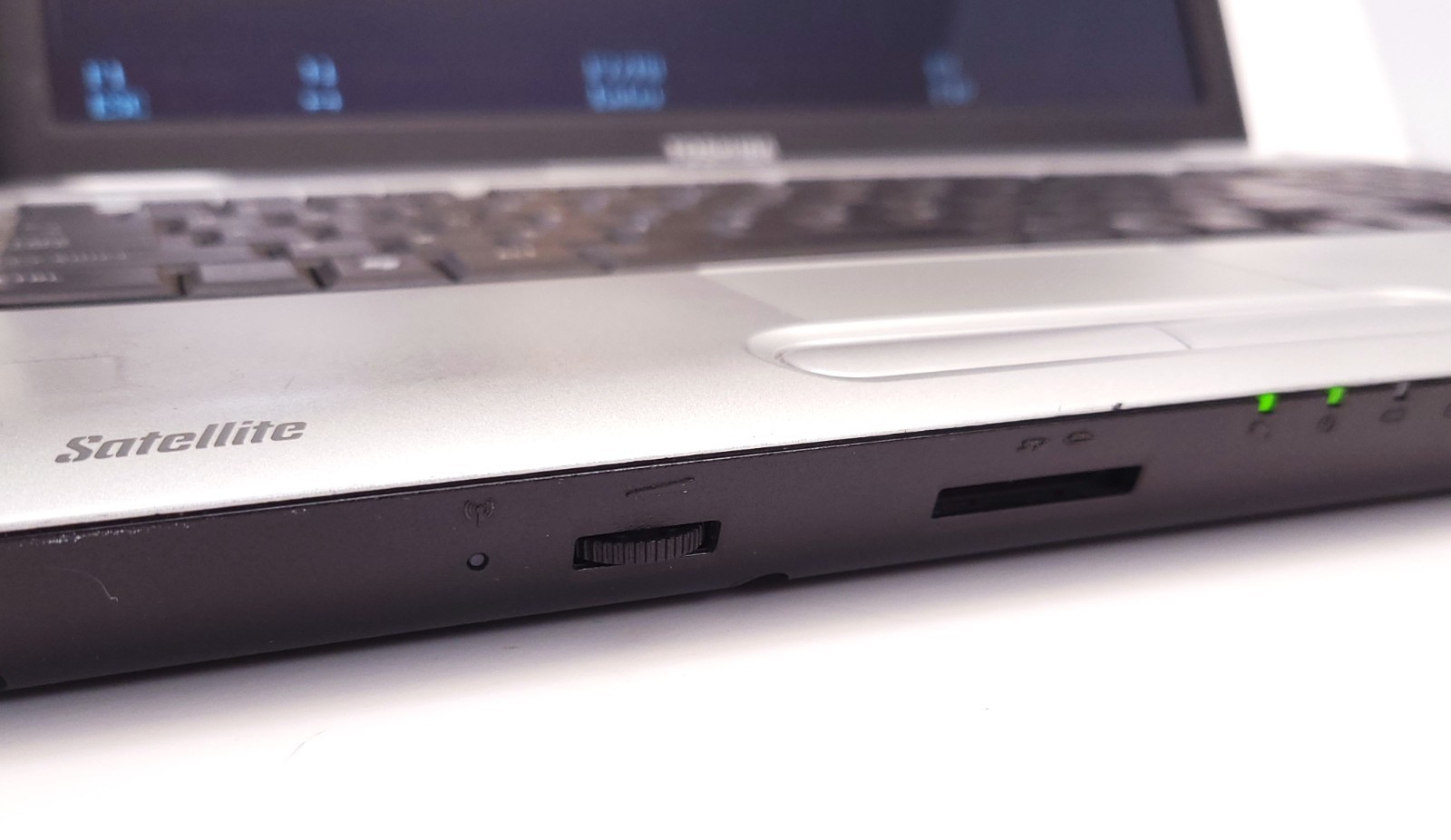 Toshiba Satellite L500 – Pentium T4400, 4 GB RAM, eSATA, VGA out, Keypad