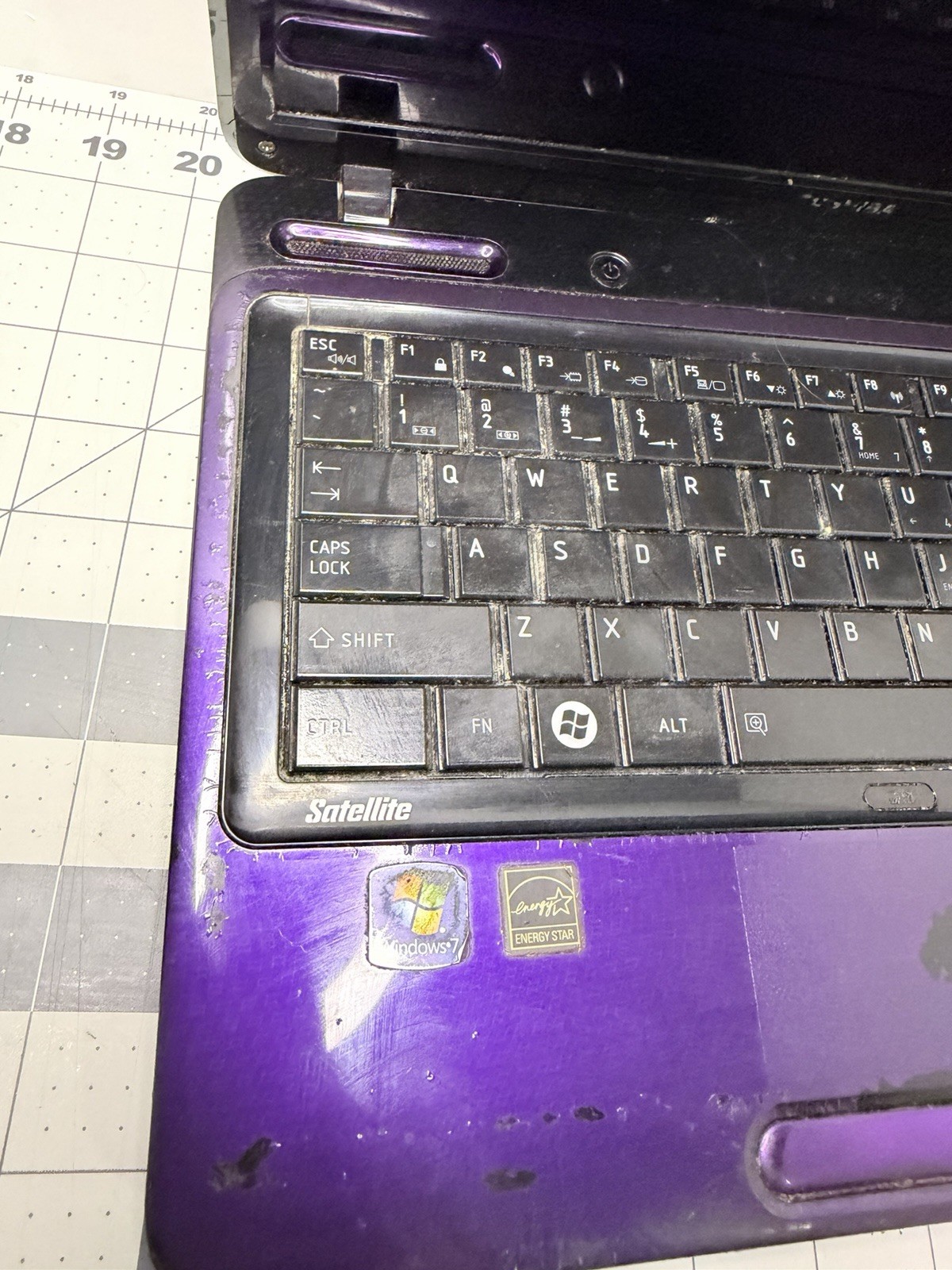 Toshiba Satellite L645D-S4029 Purple 14″ Laptop AS-IS Power LED On No Display
