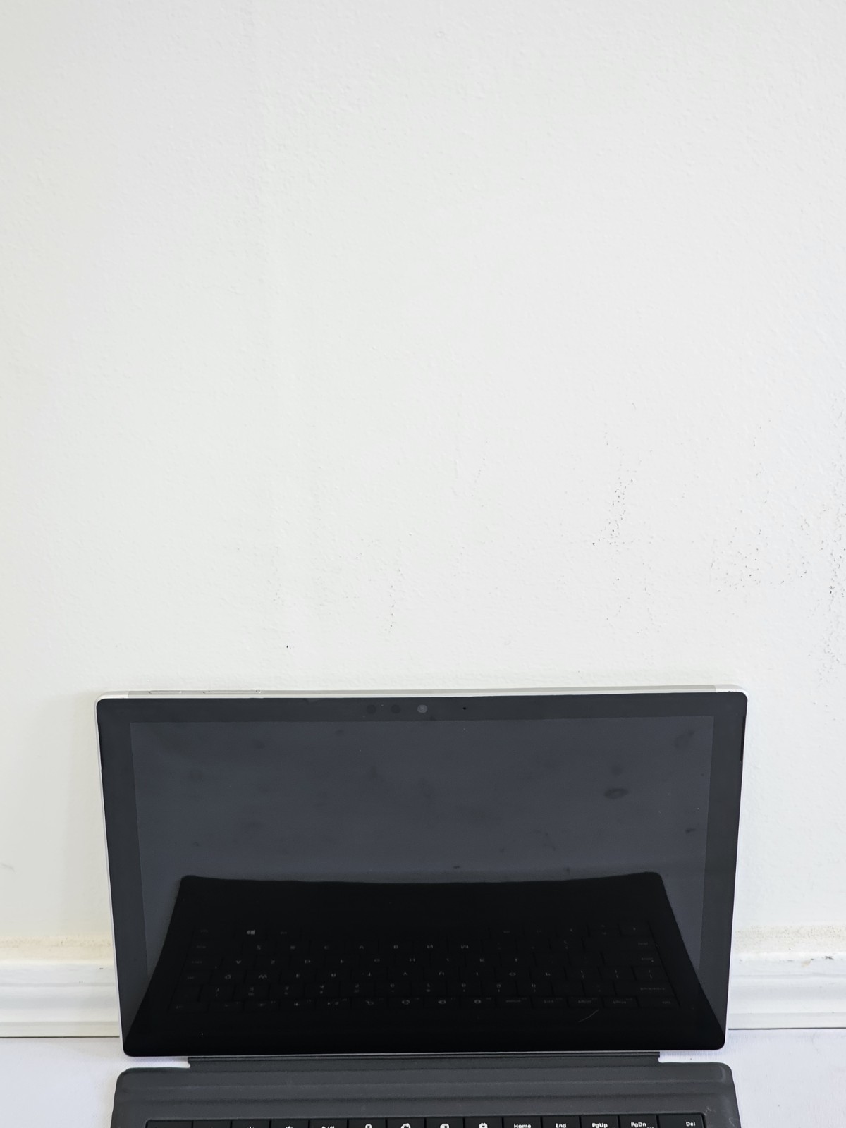 Microsoft Surface Pro 1796 – i5-7300u – 8GB RAM – 128GB SSD – Windows 10 – READ