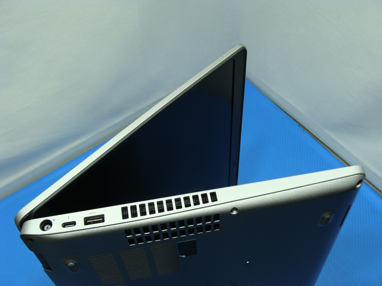 Dell Precision 15 3551 15.6″FHD i5-10400H 2.6GHz 8GB 256GB Win 11 Pro 5G Ready