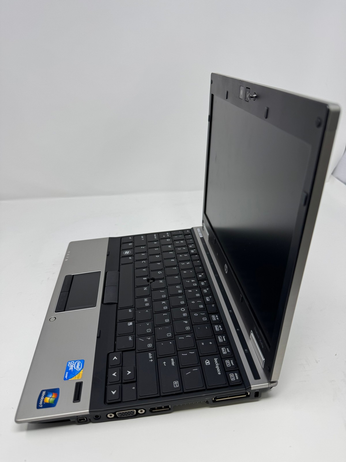 HP HP EliteBook 2540p (XT932UT) i7 L 640 6GB No HD Intel Integrated Graphics