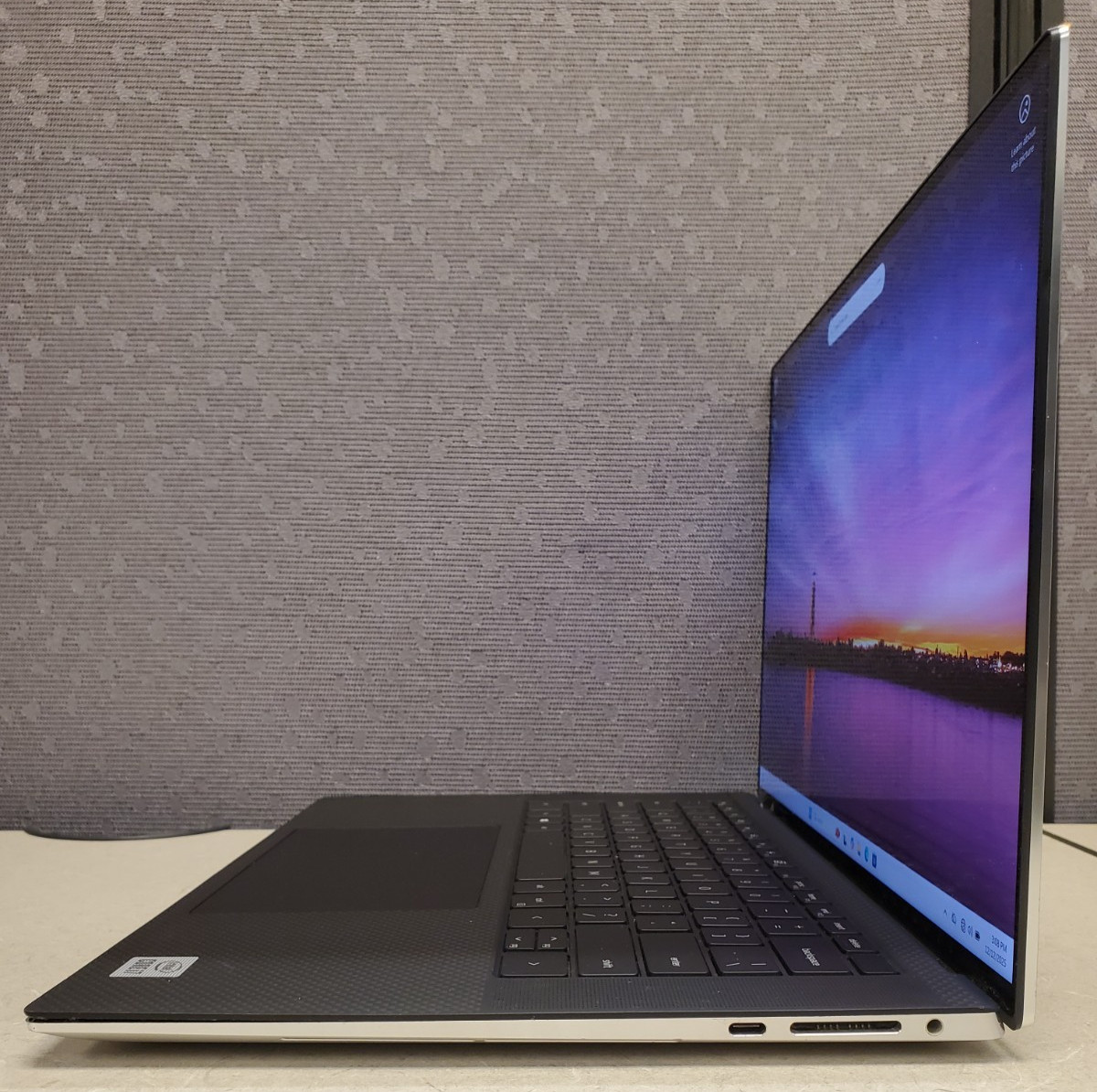 DELL XPS 15″ 9500 w/power adapter