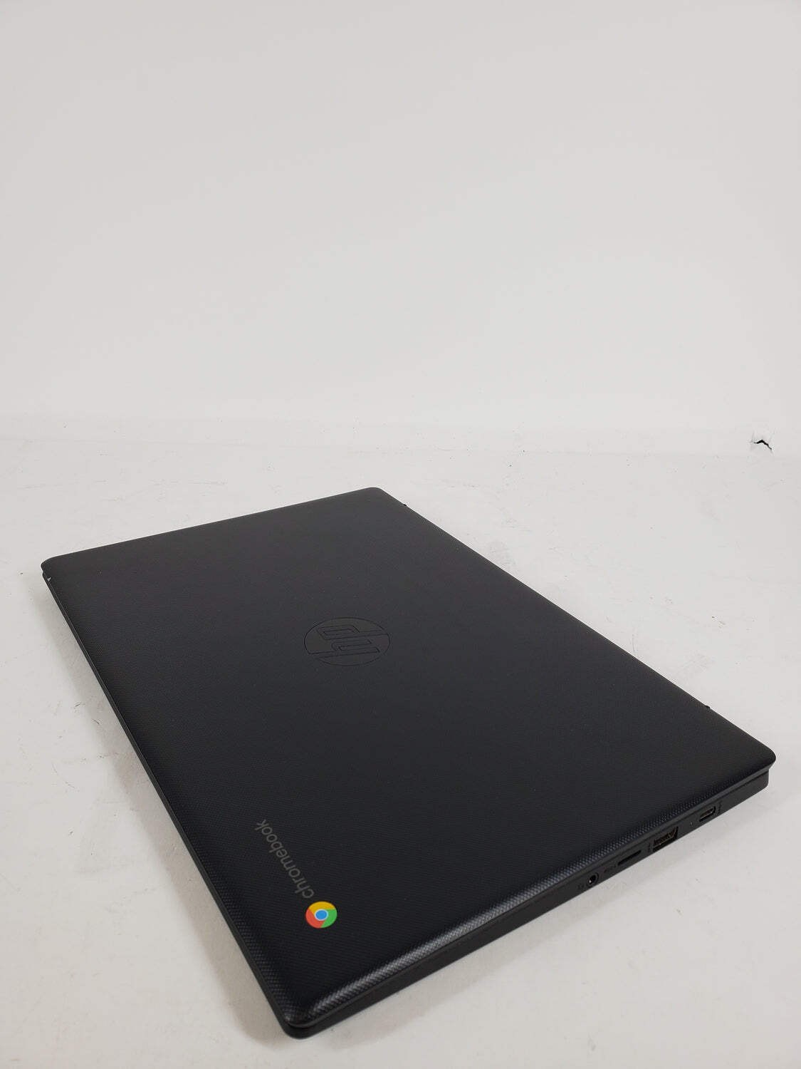 HP Chromebook 14-CA061DX 14″ Celeron N3450 1.1GHz 4GB RAM 32GB SSD