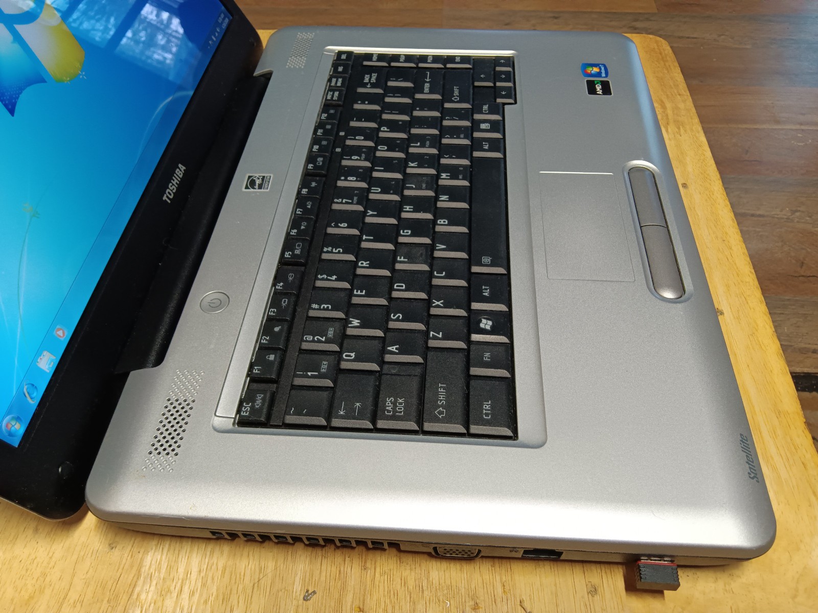 Toshiba L455D-S5976/AMD Turion RM-70 2.00ghz/4gb/750gb/Windows 7 Home/Vga/15.6